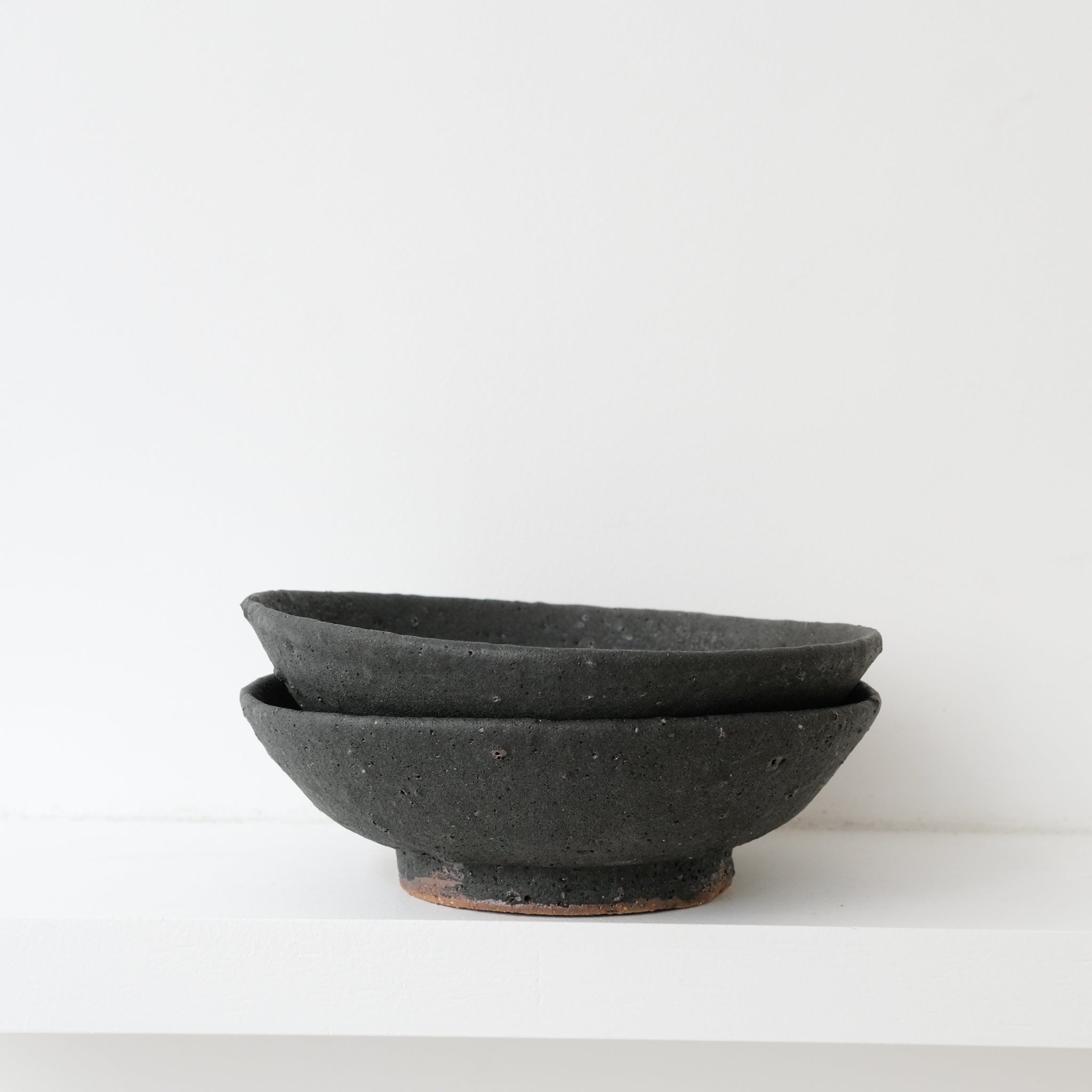 Assiette en terre d'Aizenay D 16cm / Noir mat de Benoit Audureau chez Brutal Ceramics