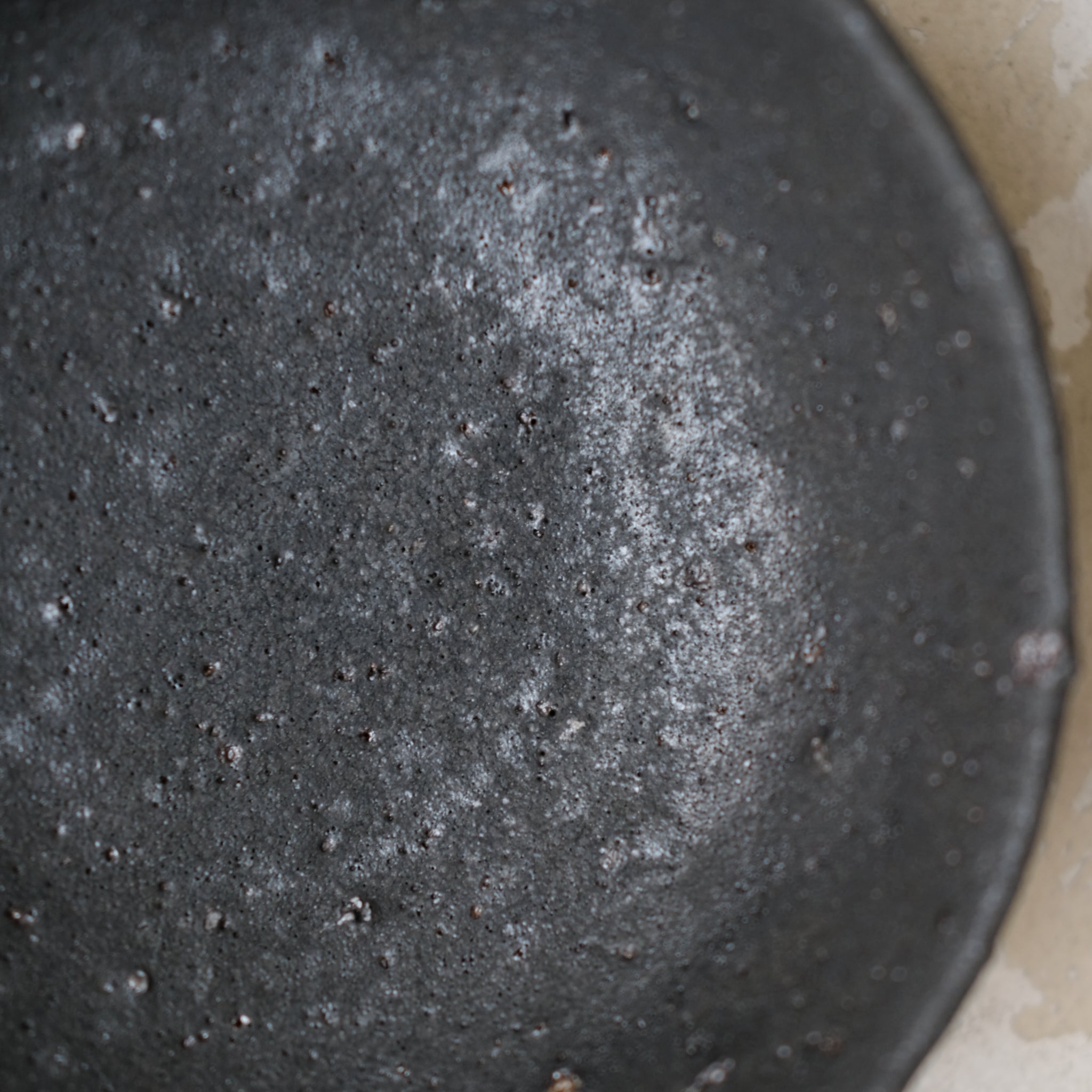 Assiette en terre d'Aizenay D 16cm / Noir mat de Benoit Audureau chez Brutal Ceramics