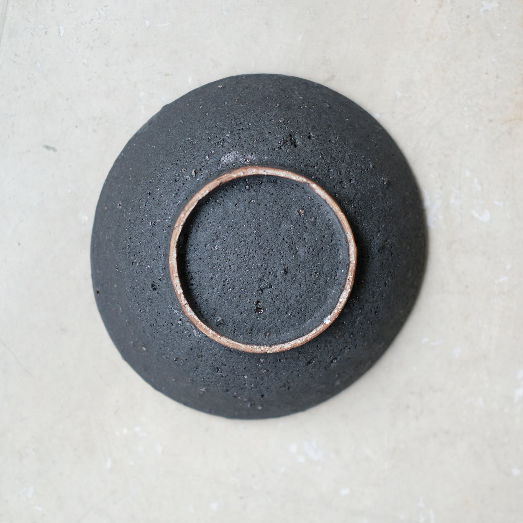 Assiette en terre d'Aizenay D 16cm / Noir mat de Benoit Audureau chez Brutal Ceramics