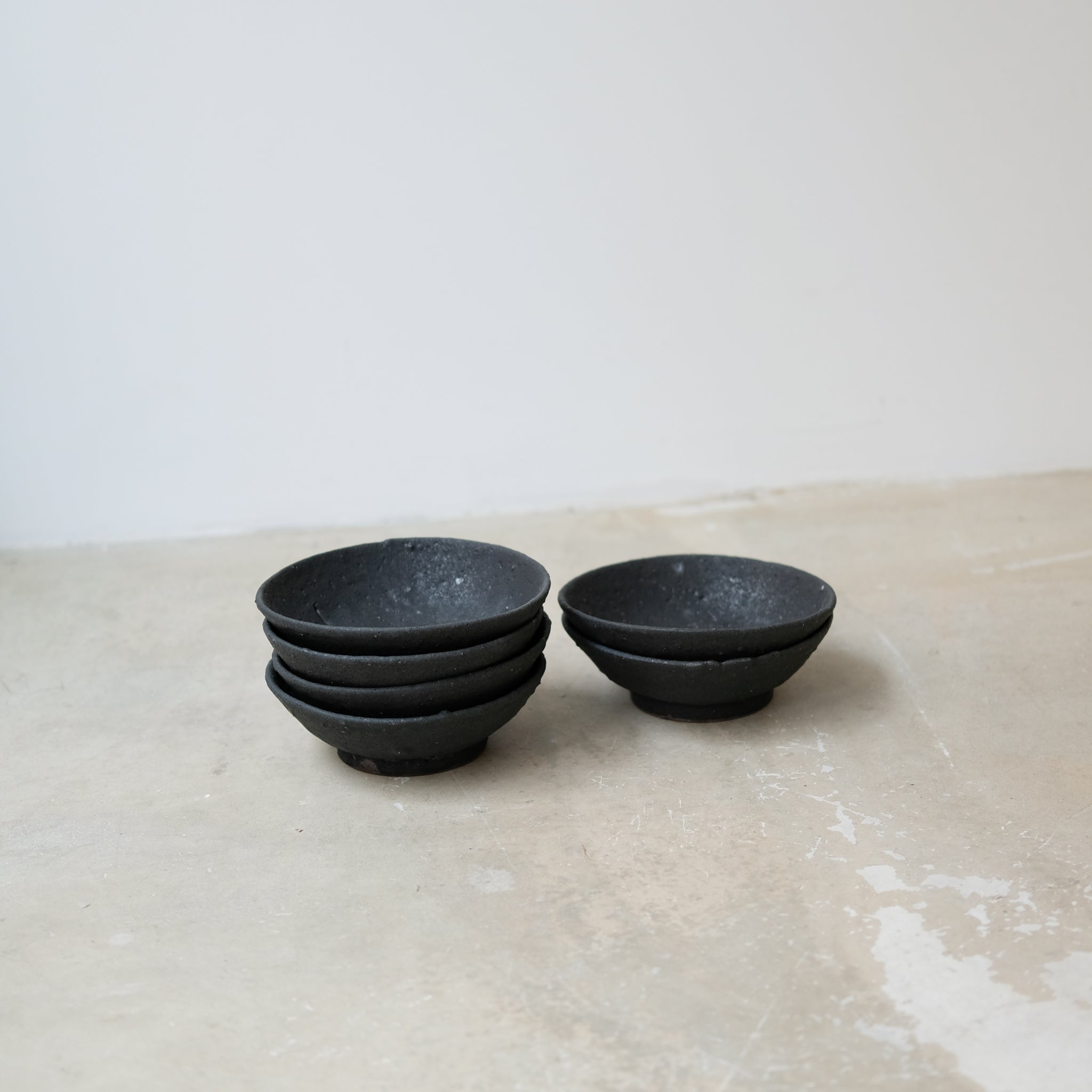 Assiette en terre d'Aizenay D 16cm / Noir mat de Benoit Audureau chez Brutal Ceramics