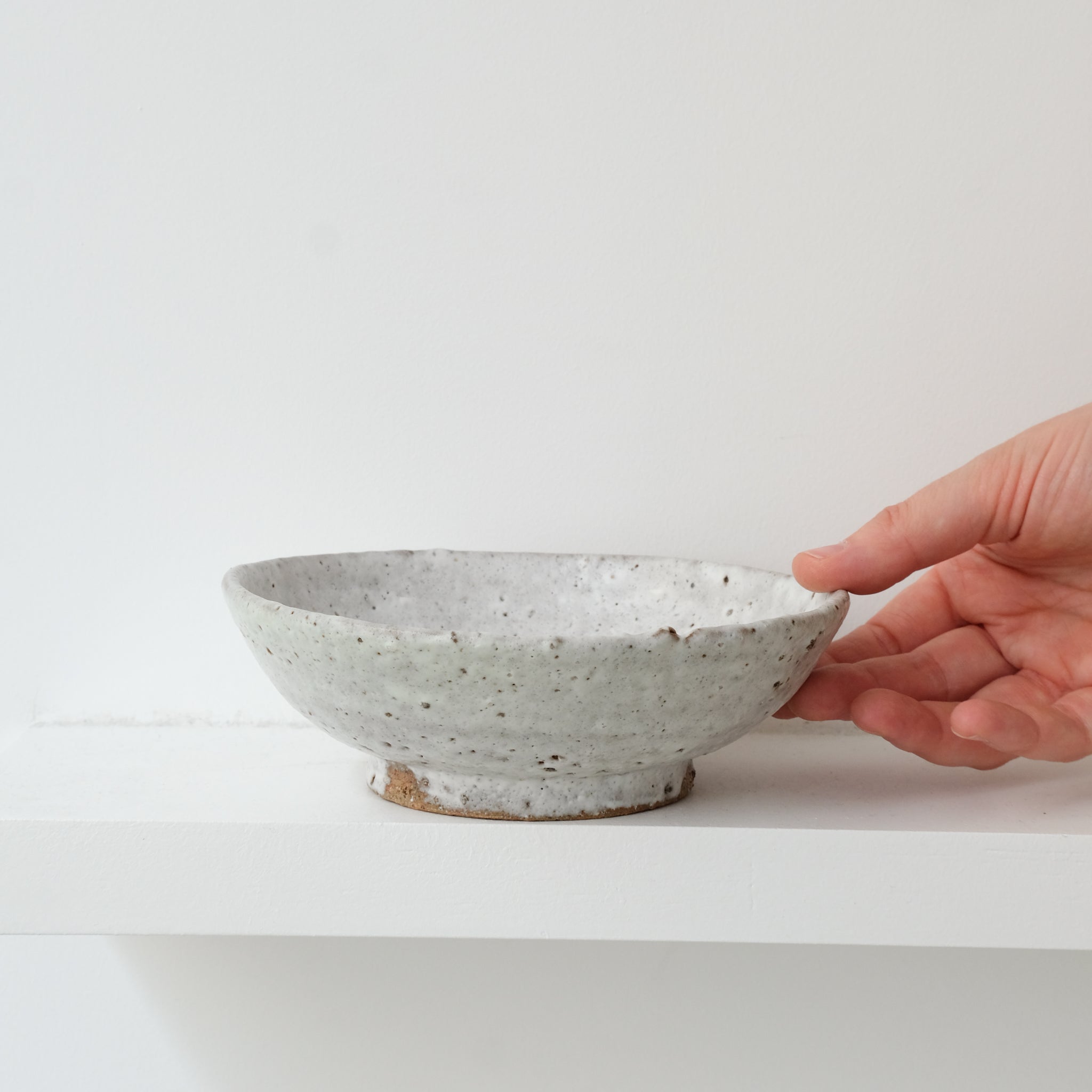 Assiette en terre d'Aizenay D 16cm / Blanc de Benoit Audureau chez Brutal Ceramics