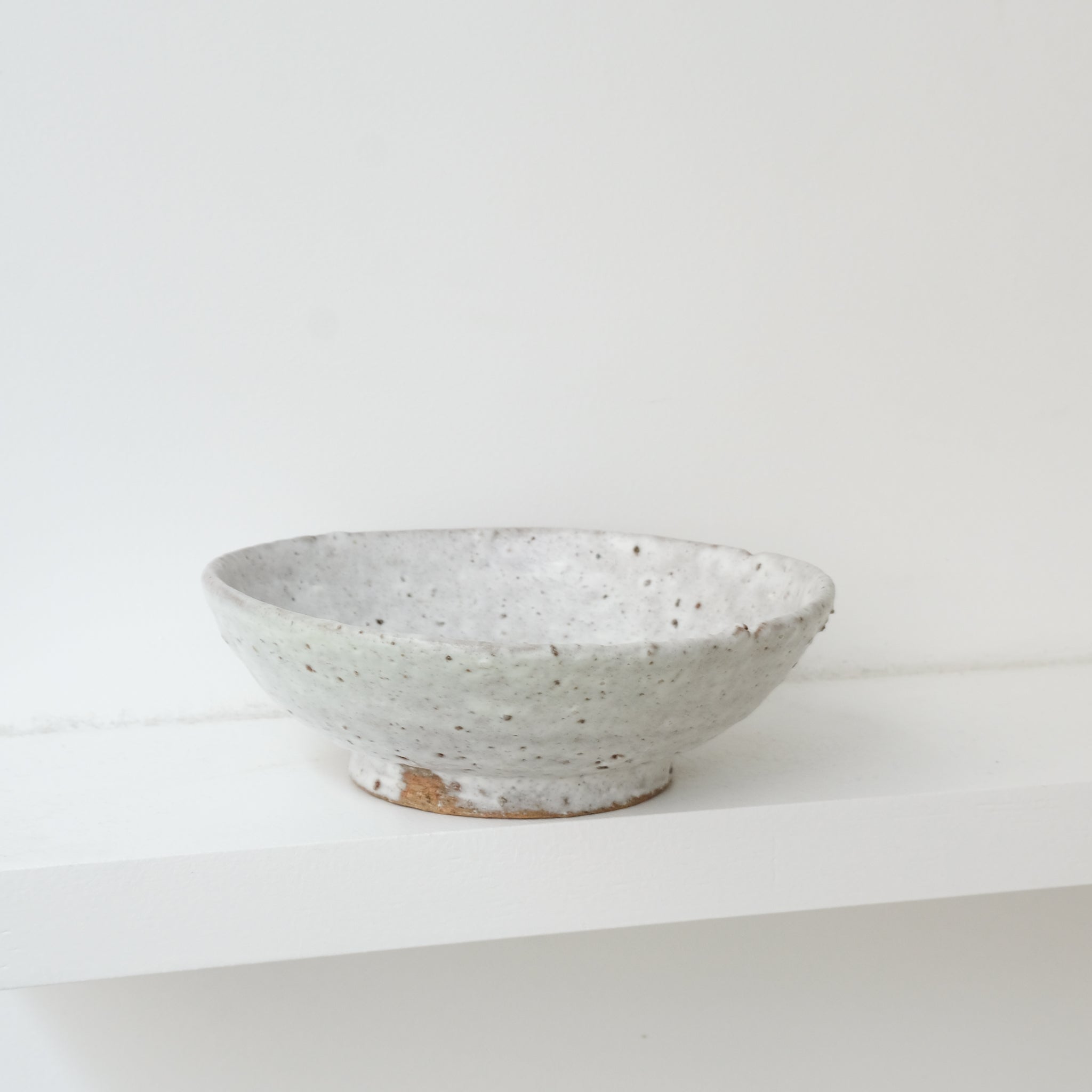 Assiette en terre d'Aizenay D 16cm / Blanc de Benoit Audureau chez Brutal Ceramics