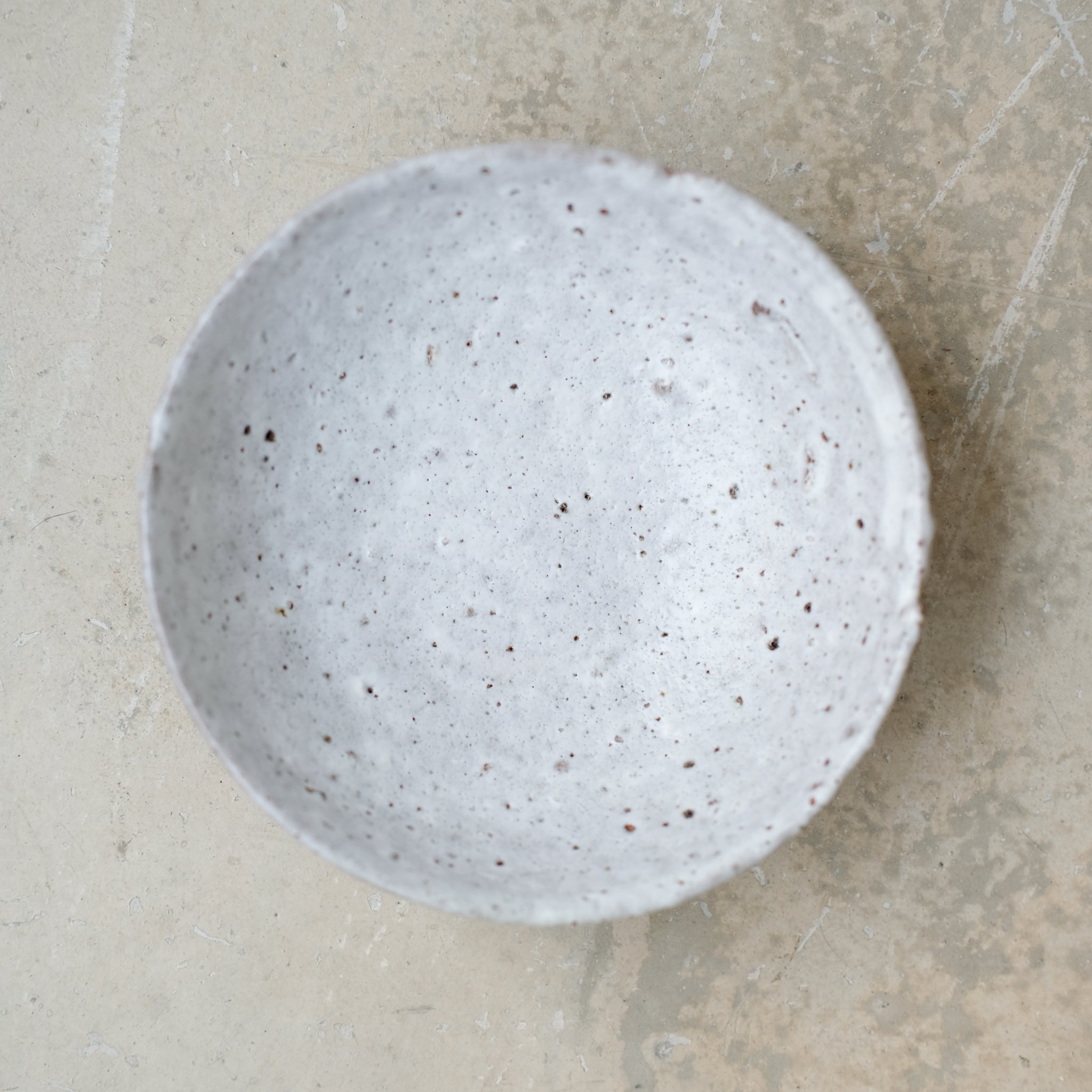 Assiette en terre d'Aizenay D 16cm / Blanc de Benoit Audureau chez Brutal Ceramics