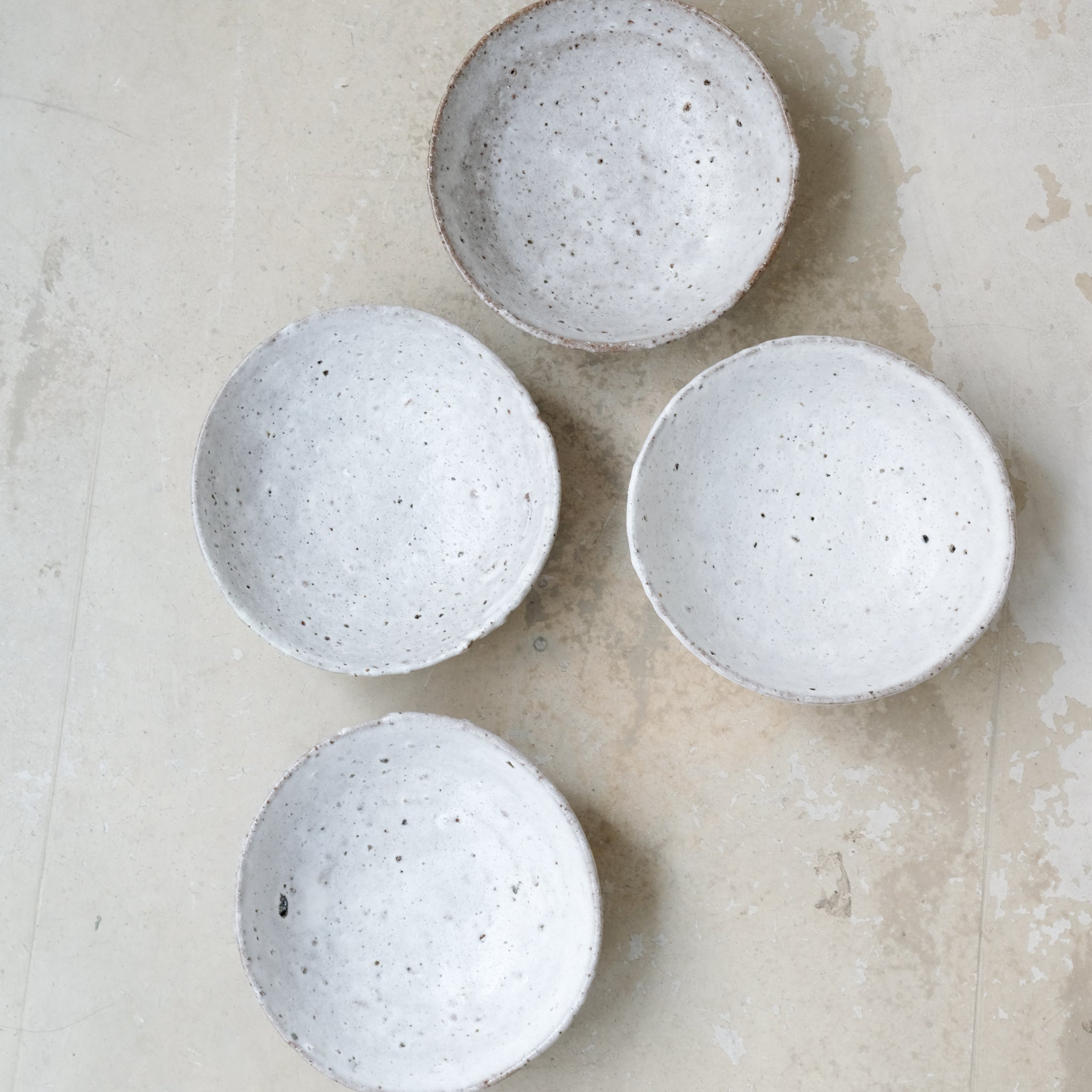 Assiette en terre d'Aizenay D 16cm / Blanc de Benoit Audureau chez Brutal Ceramics