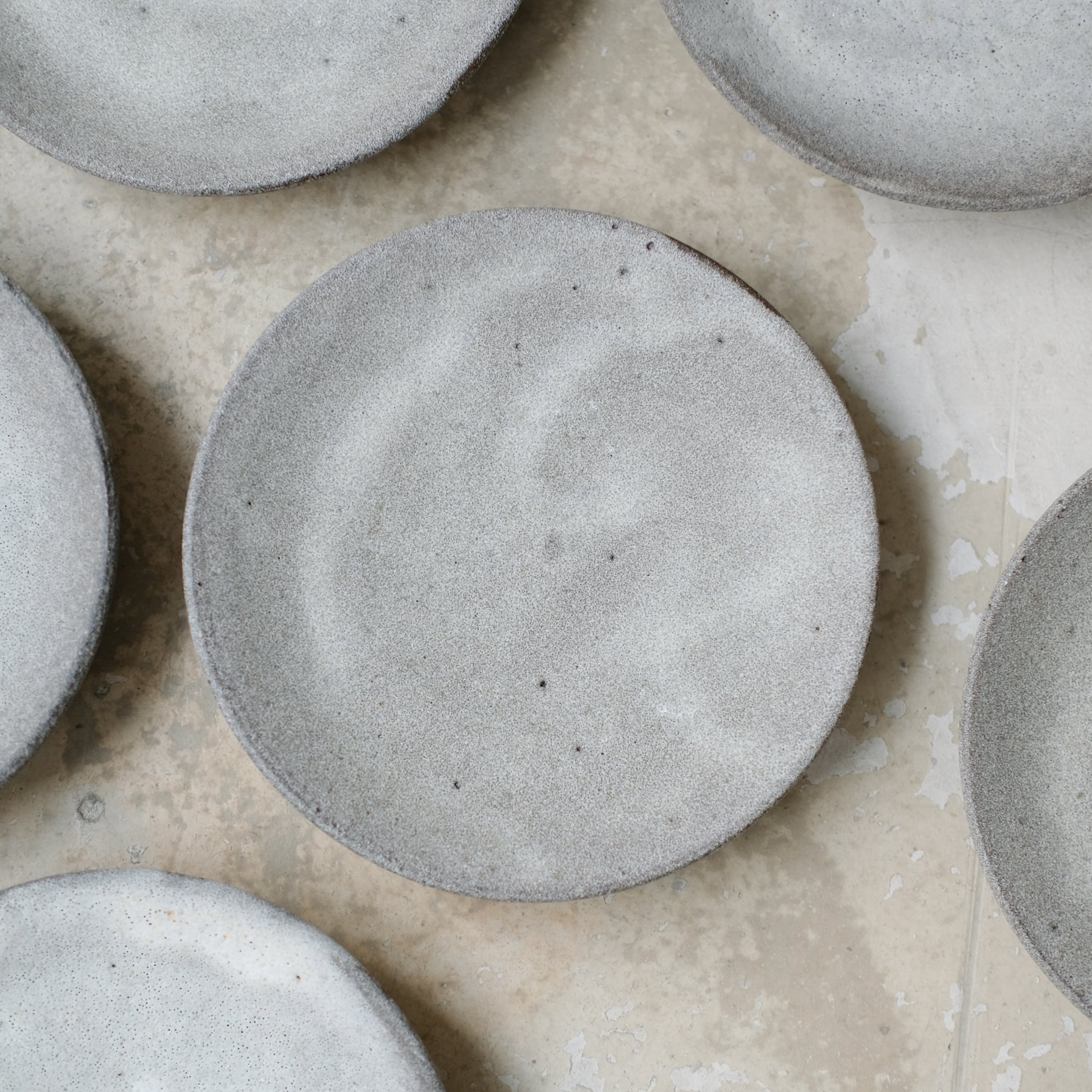 Assiette Moon par le céramiste Benoit Audureau chez Brutal Ceramics