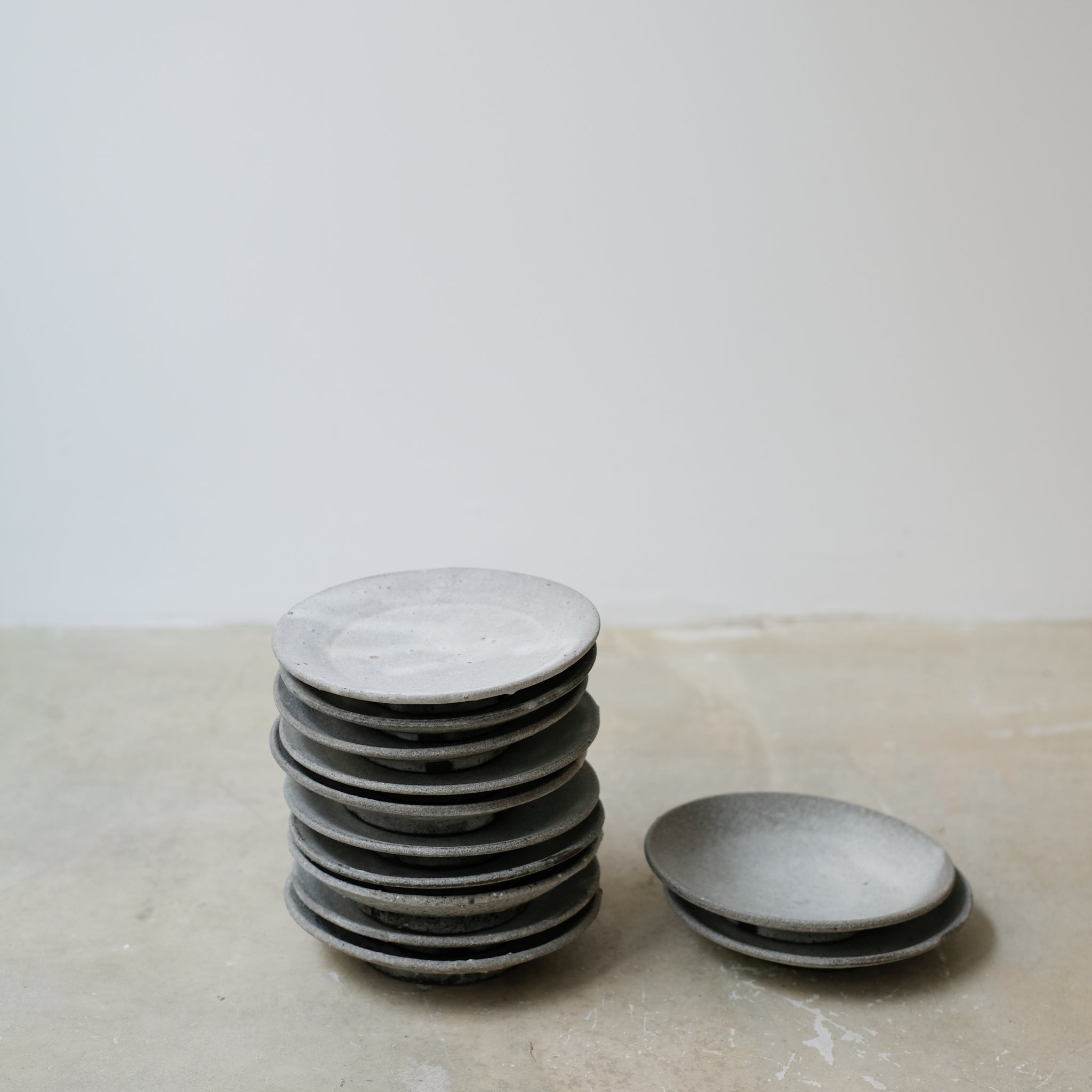 Assiette Moon par le céramiste Benoit Audureau chez Brutal Ceramics