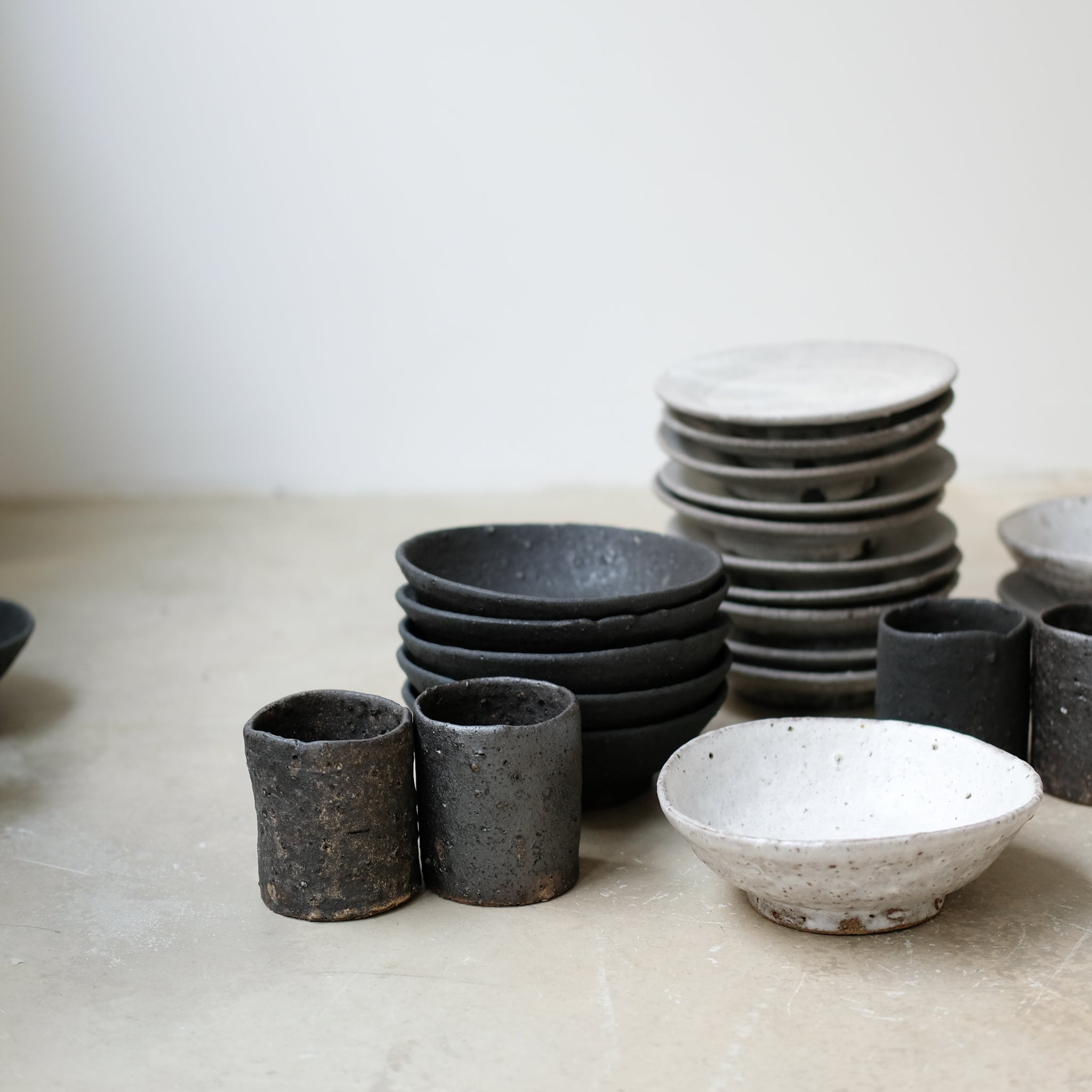 Assiette en terre d'Aizenay D 16cm / Noir mat de Benoit Audureau chez Brutal Ceramics
