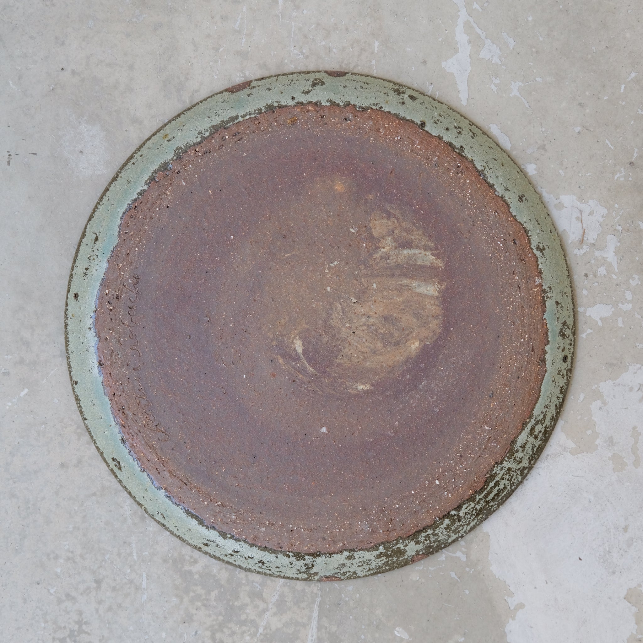 Assiette en grès D26cm - vert de Charline Robache chez Brutal Ceramics