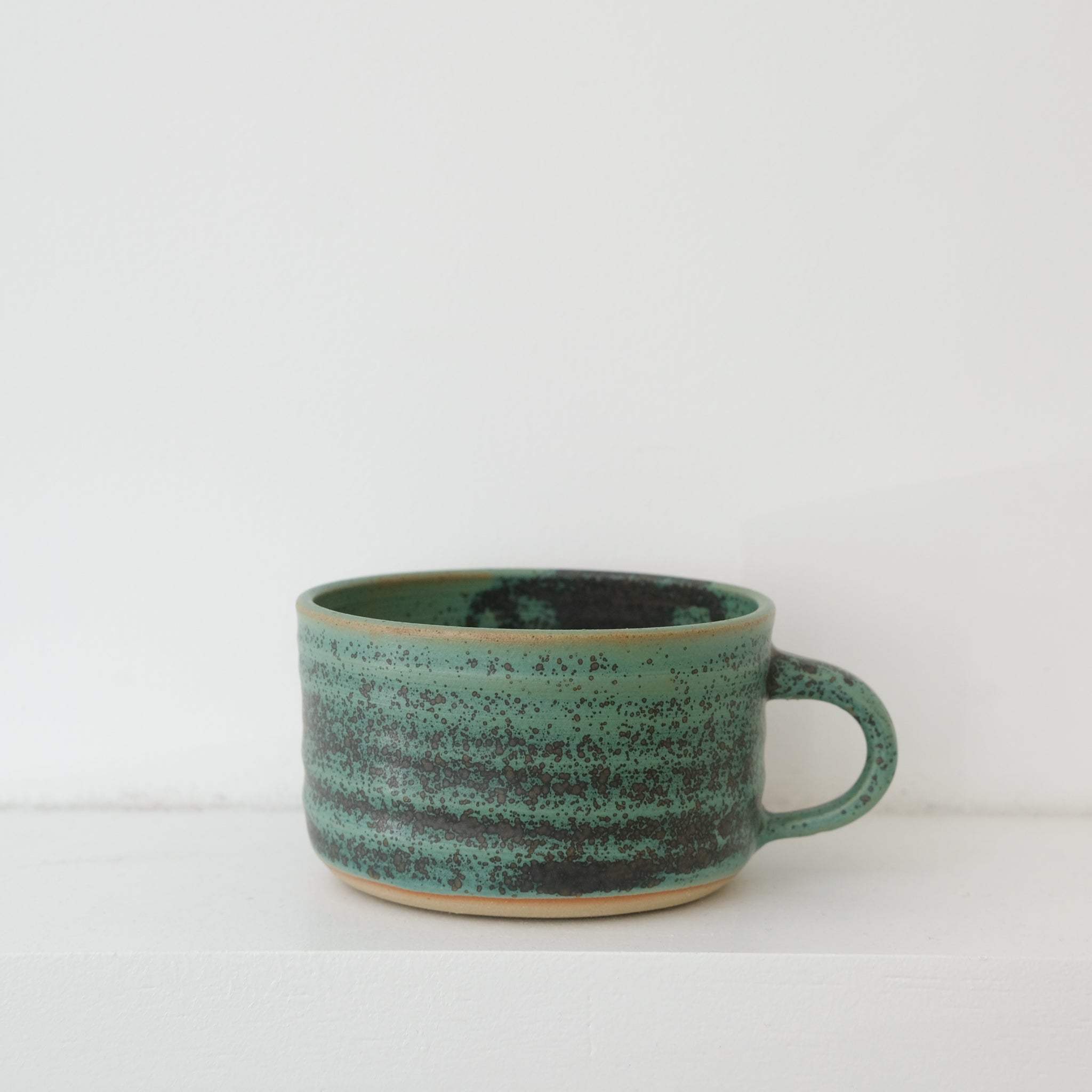 Tasse en grès 330ml - vert de Charline Robache chez Brutal Ceramics