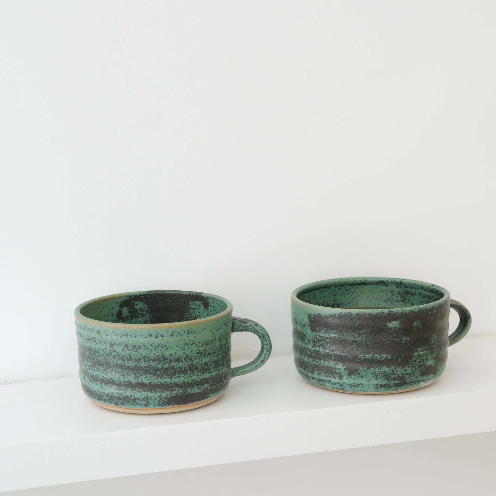 Tasse en grès 330ml - vert de Charline Robache chez Brutal Ceramics