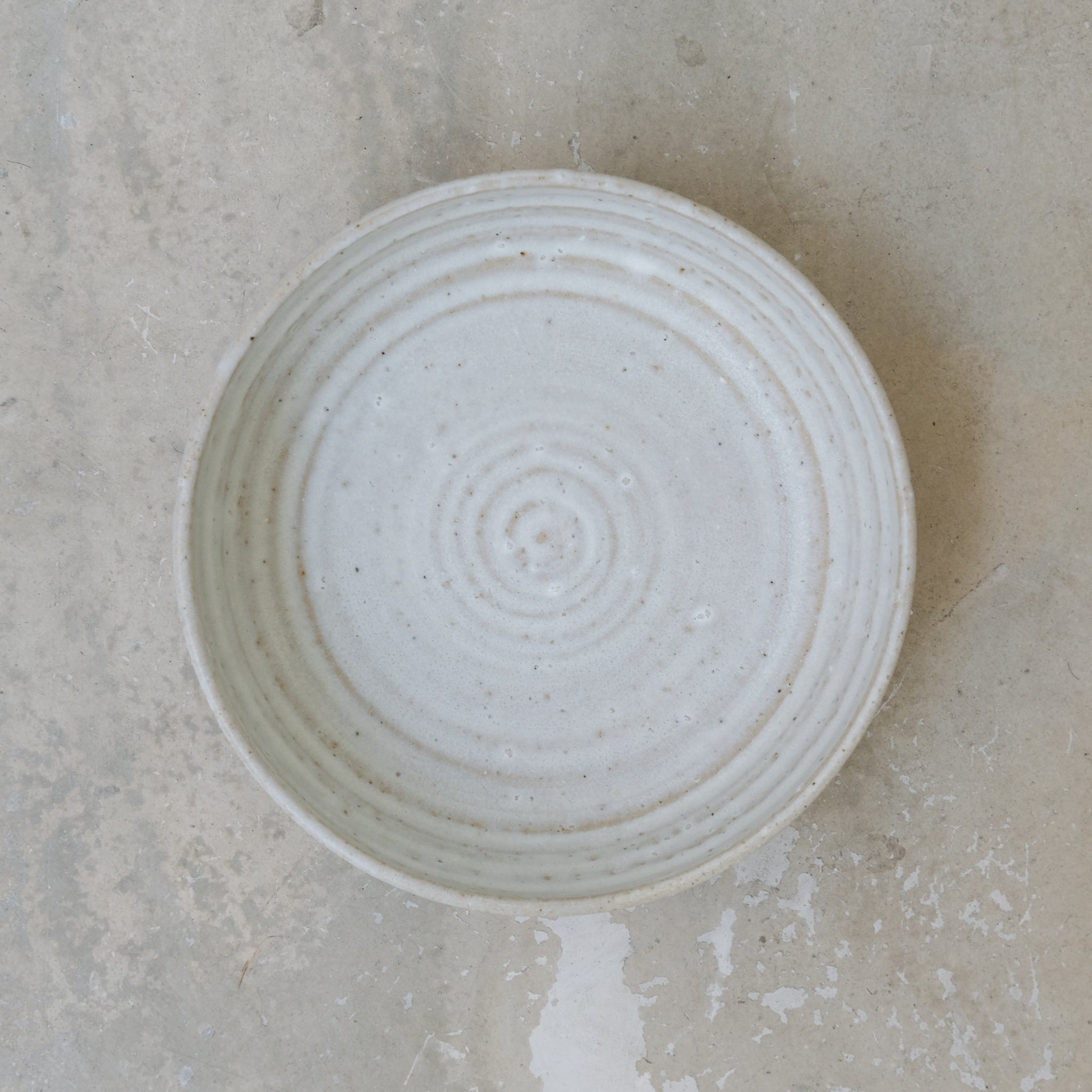 Assiette creuse en grès D21cm - blanc Charline Robache chez Brutal Ceramics