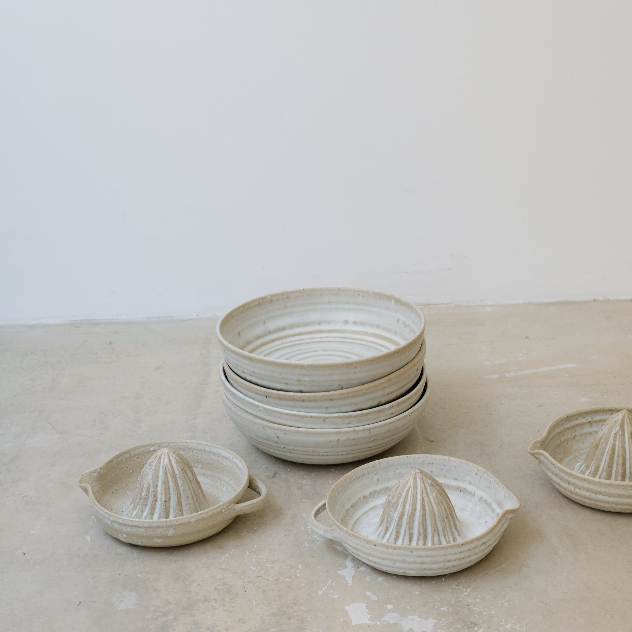 Assiette creuse en grès D21cm - blanc Charline Robache chez Brutal Ceramics