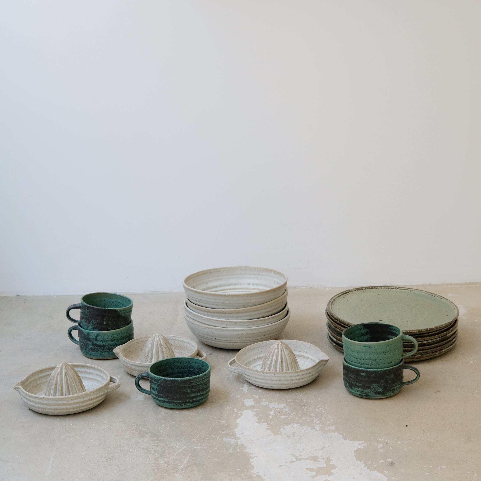 Assiette en grès D26cm - vert de Charline Robache chez Brutal Ceramics
