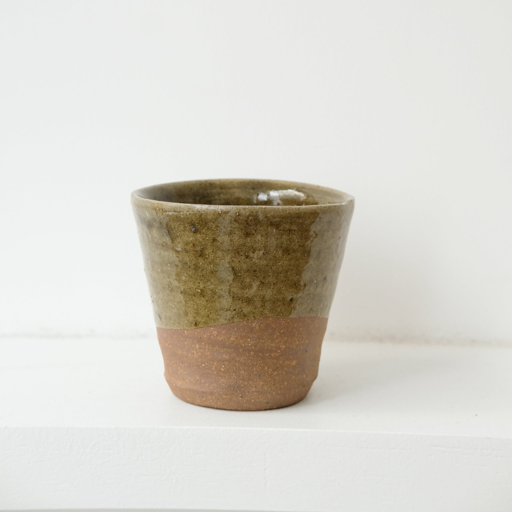Tasse en grès 160 ml - vert foncé de Dauphine Scalbert chez Brutal Ceramics