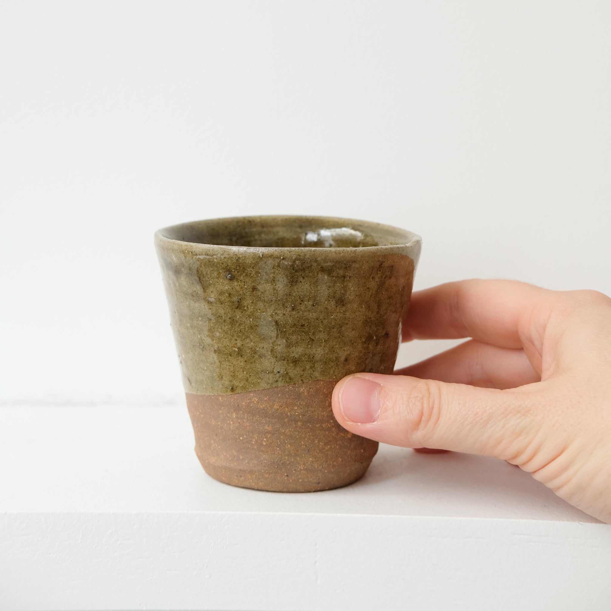 Tasse en grès 160 ml - vert foncé de Dauphine Scalbert chez Brutal Ceramics
