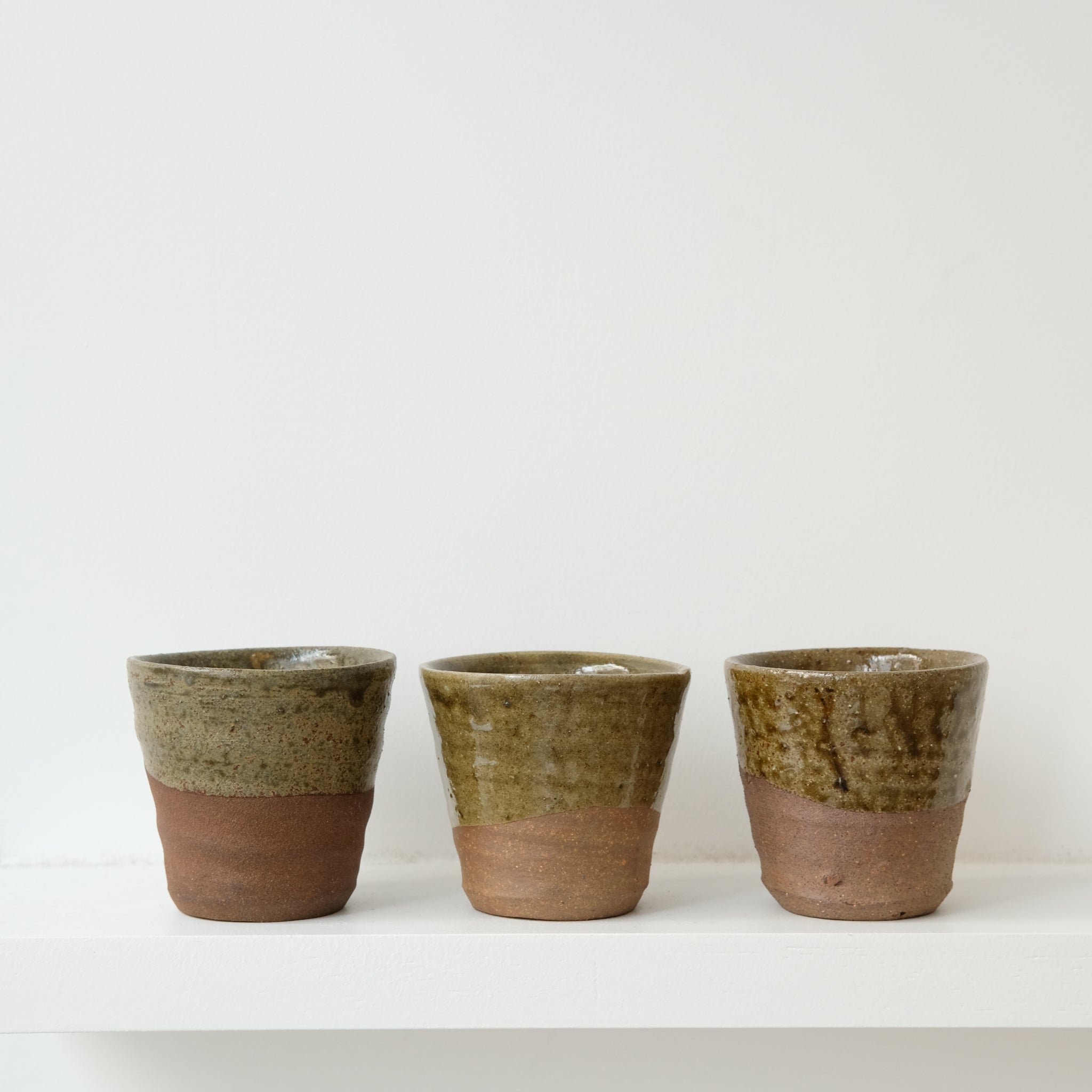 Tasse en grès 160 ml - vert foncé de Dauphine Scalbert chez Brutal Ceramics