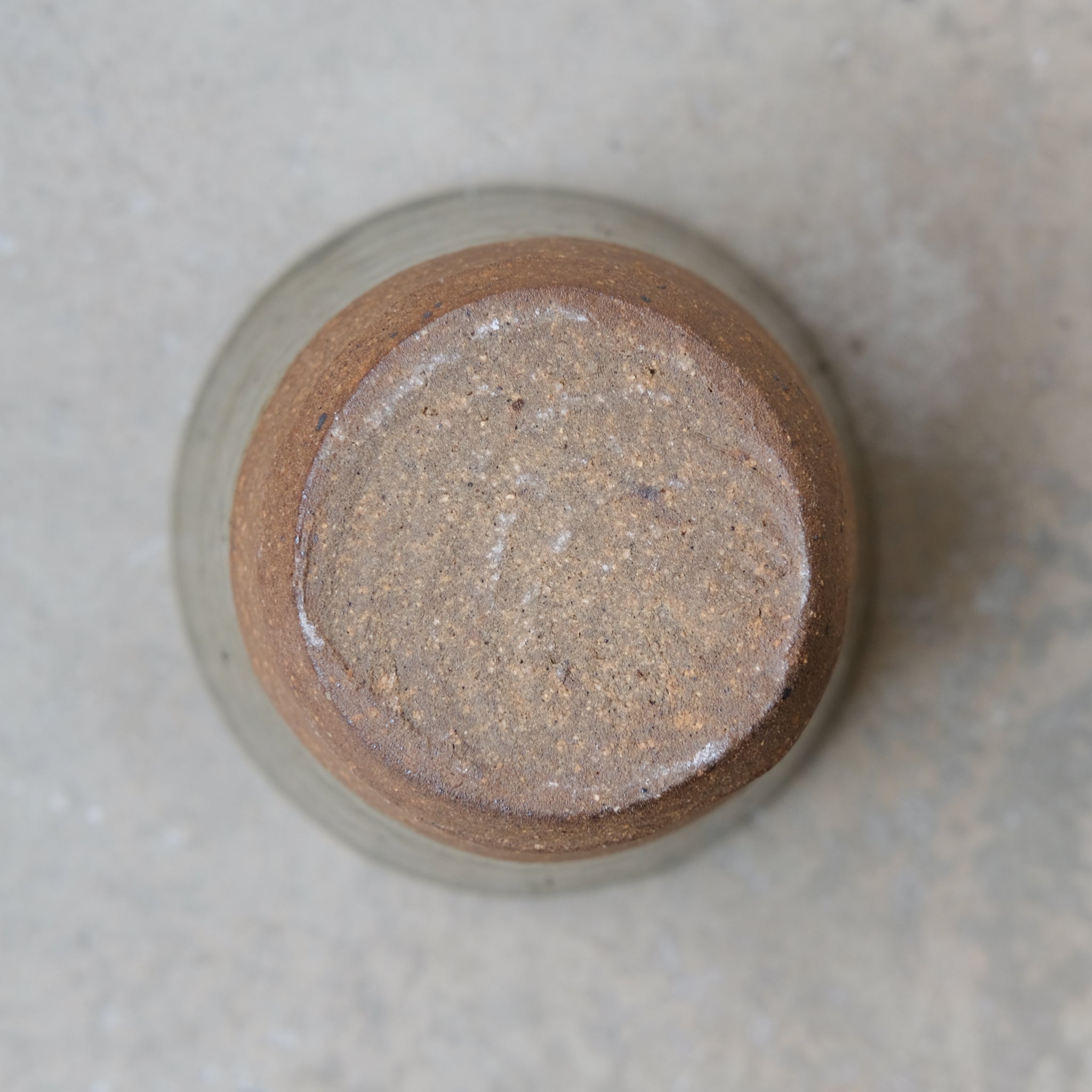 Tasse en grès 160 ml - vert foncé de Dauphine Scalbert chez Brutal Ceramics
