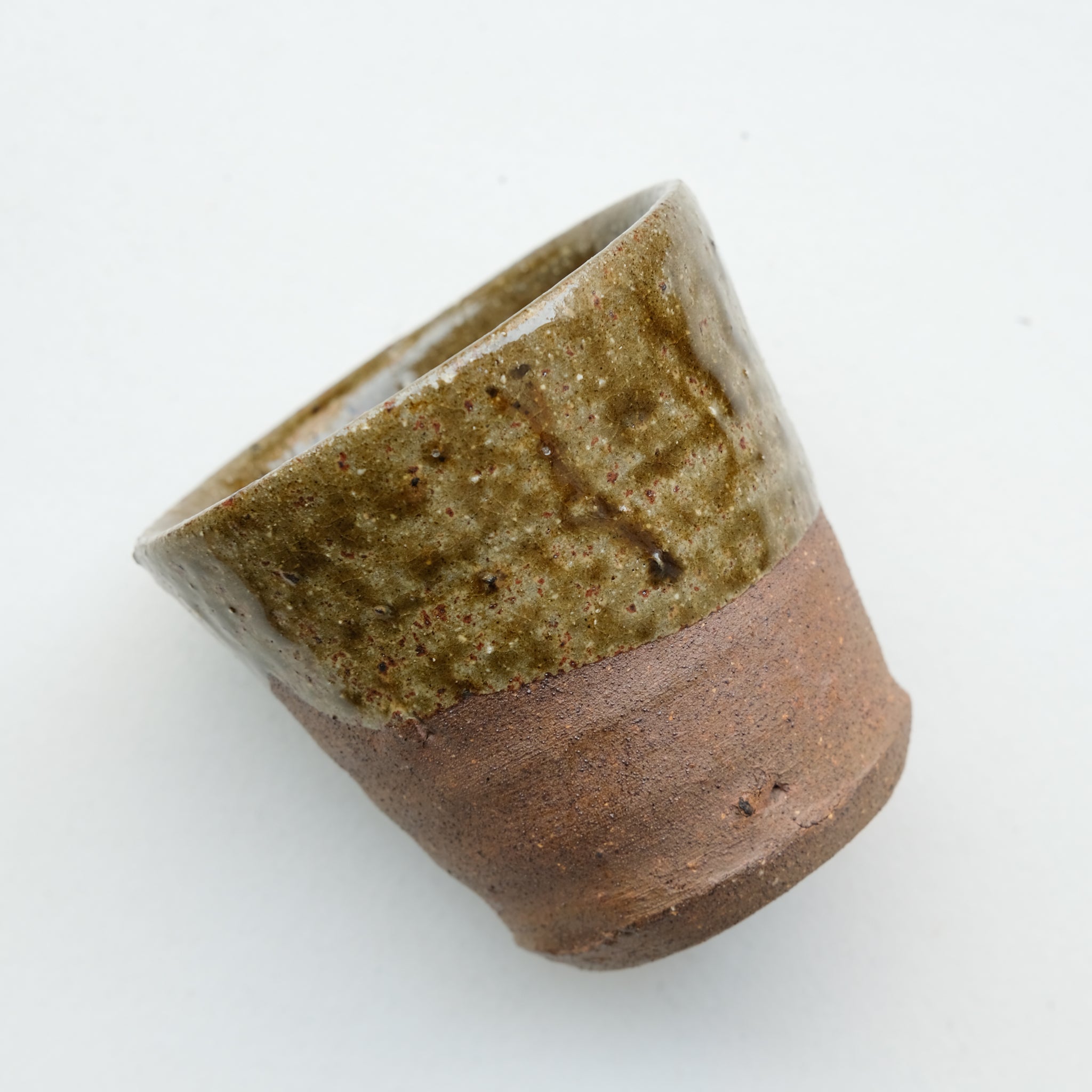 Tasse en grès 160 ml - vert foncé de Dauphine Scalbert chez Brutal Ceramics