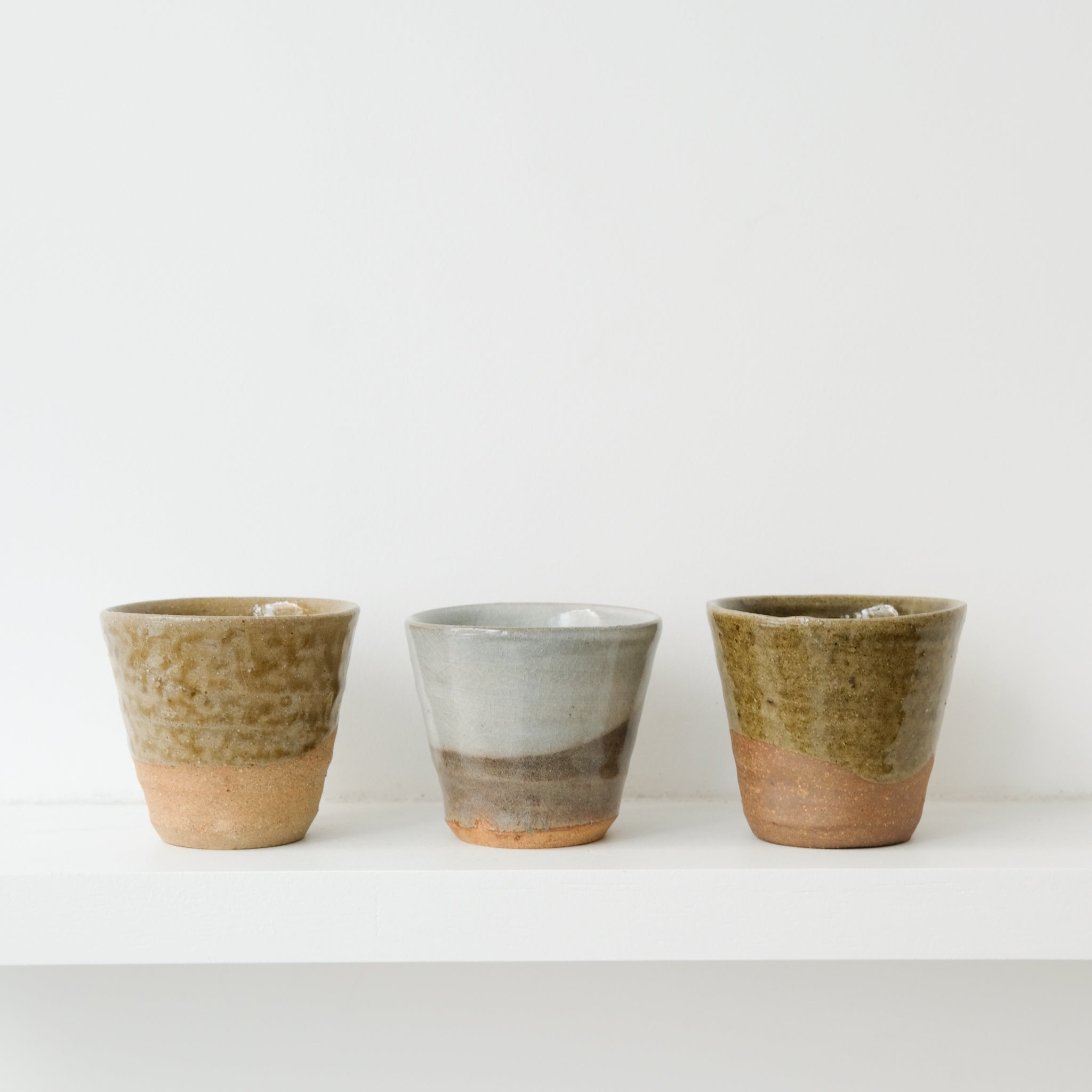 Tasse en grès 160 ml - vert avec engobe de Dauphine Scalbert chez Brutal Ceramics