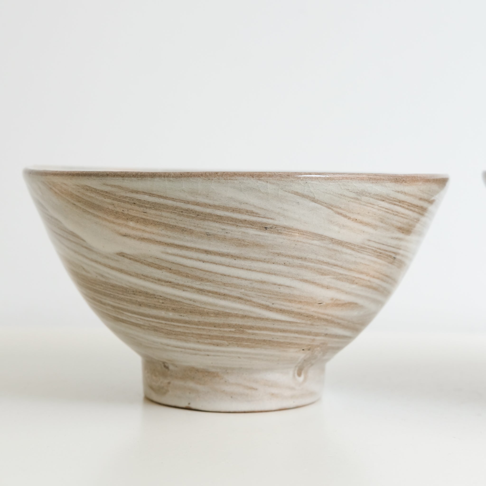 Bol à nouille en grès D 19,5cm / brun avec engobe blanc de Dauphine Scalbert chez Brutal Ceramics
