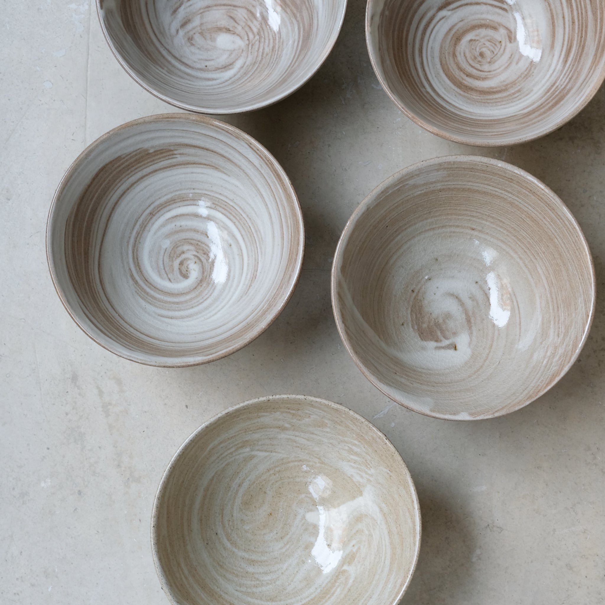 Bol à nouille en grès D 19,5cm / brun avec engobe blanc de Dauphine Scalbert chez Brutal Ceramics
