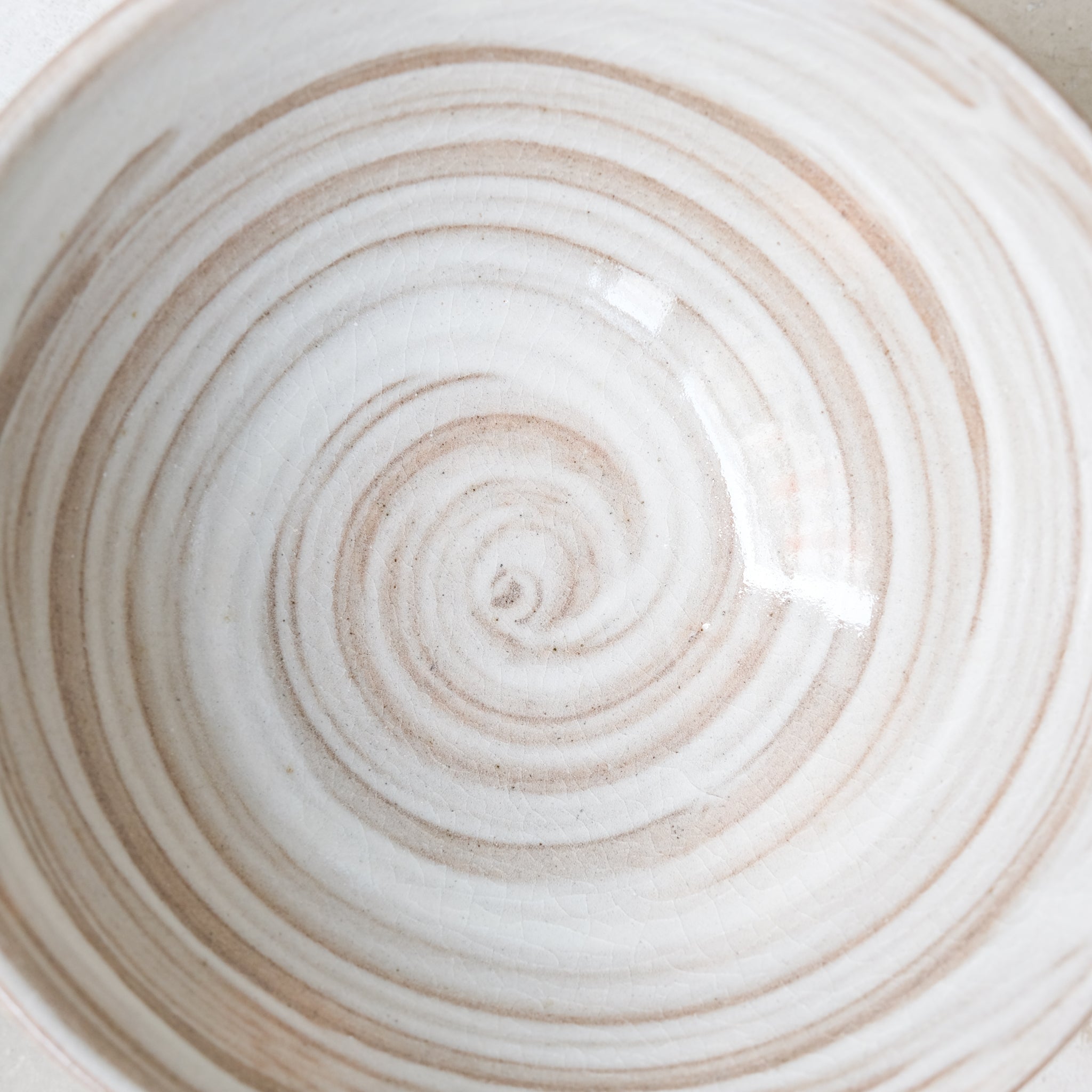 Bol à nouille en grès D 19,5cm / brun avec engobe blanc de Dauphine Scalbert chez Brutal Ceramics
