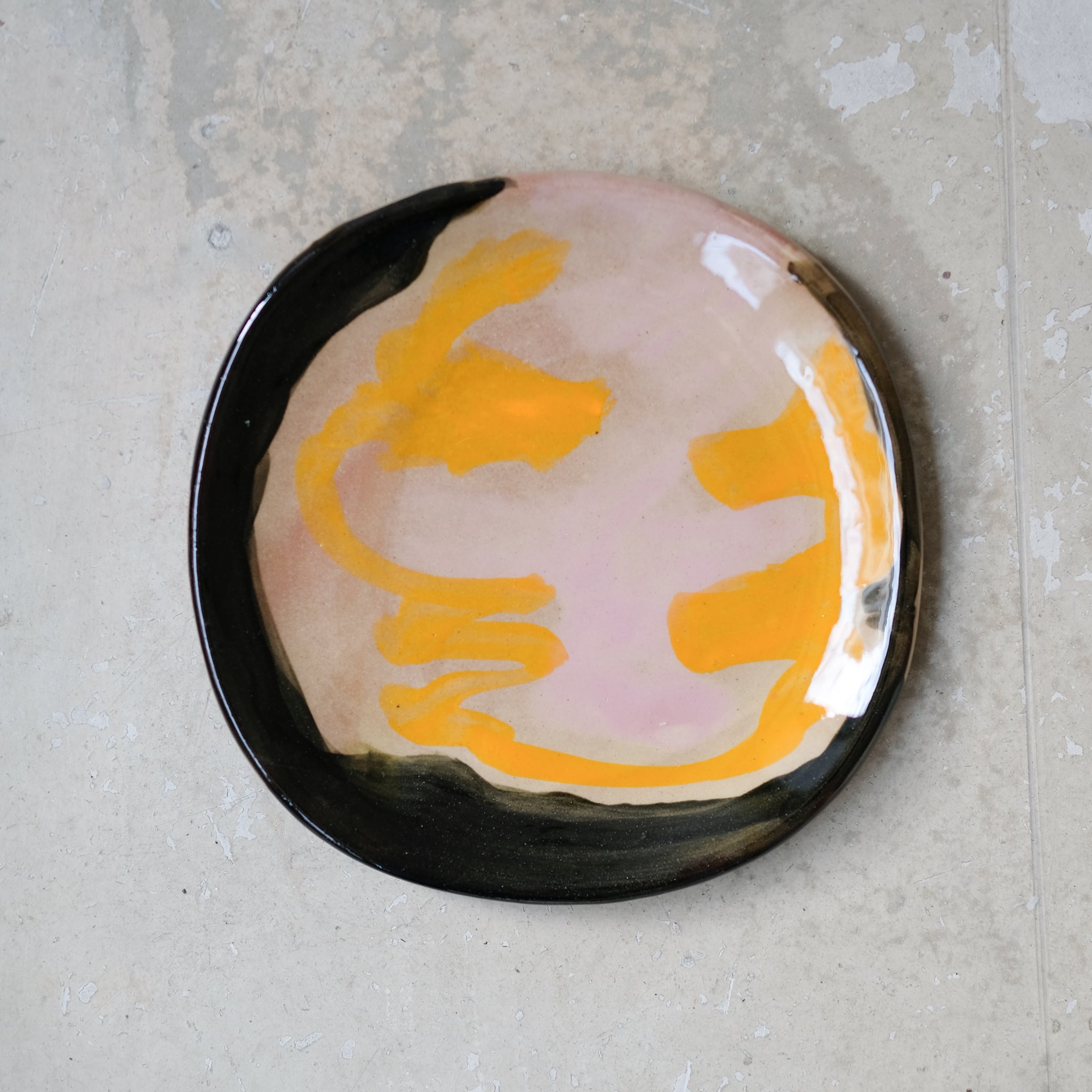 Assiette A2301 en faïence rouge D 19cm - Multicolore chez d'Heloise Bariol chez Brutal Ceramics