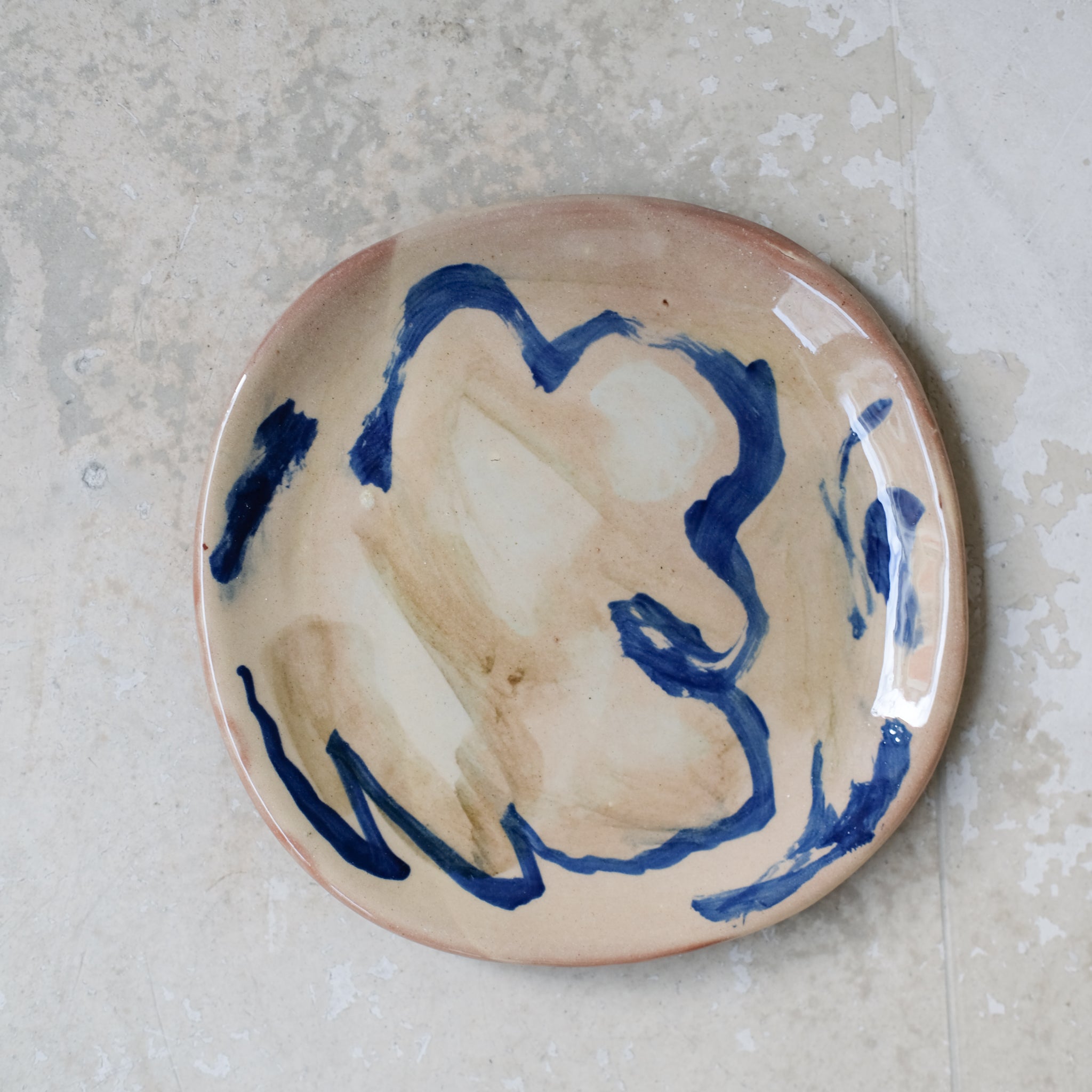 Assiette A2301 en faïence rouge D 19cm - Multicolore d'Héloise Bariol chez Brutal Ceramics