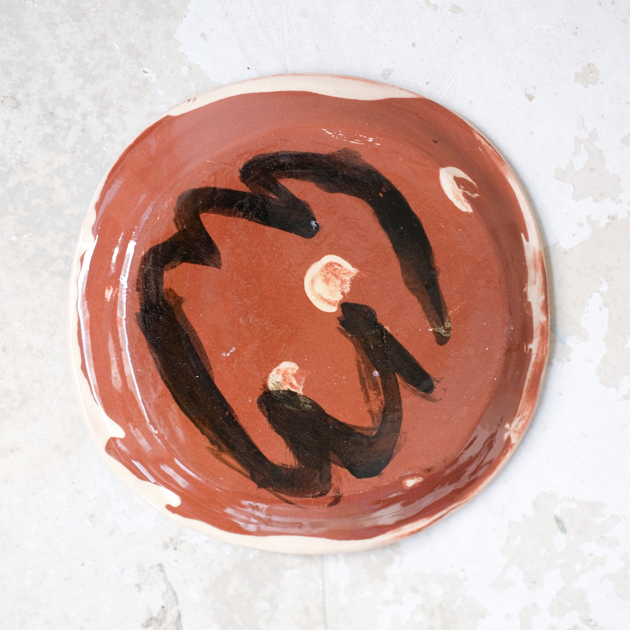 Assiette A2303 en faïence rouge D 19cm - Multicolore d'Héloise Bariol chez Brutal Ceramics