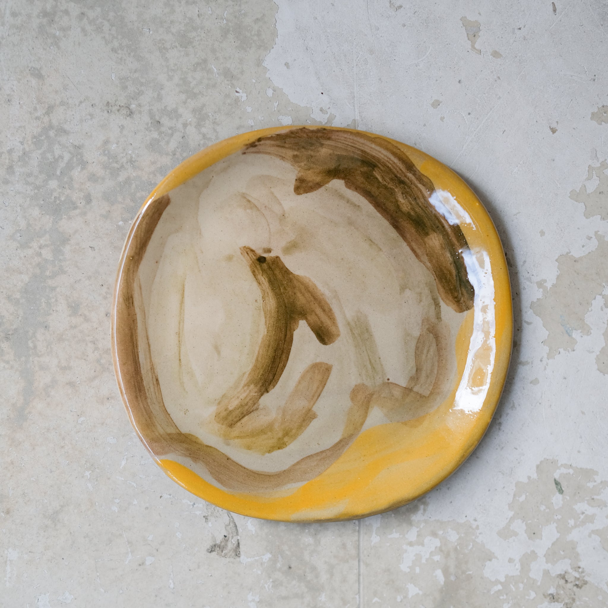 Assiette A2304 en faïence rouge D 19cm - Multicolore d'Héloise Bariol chez Brutal Ceramics