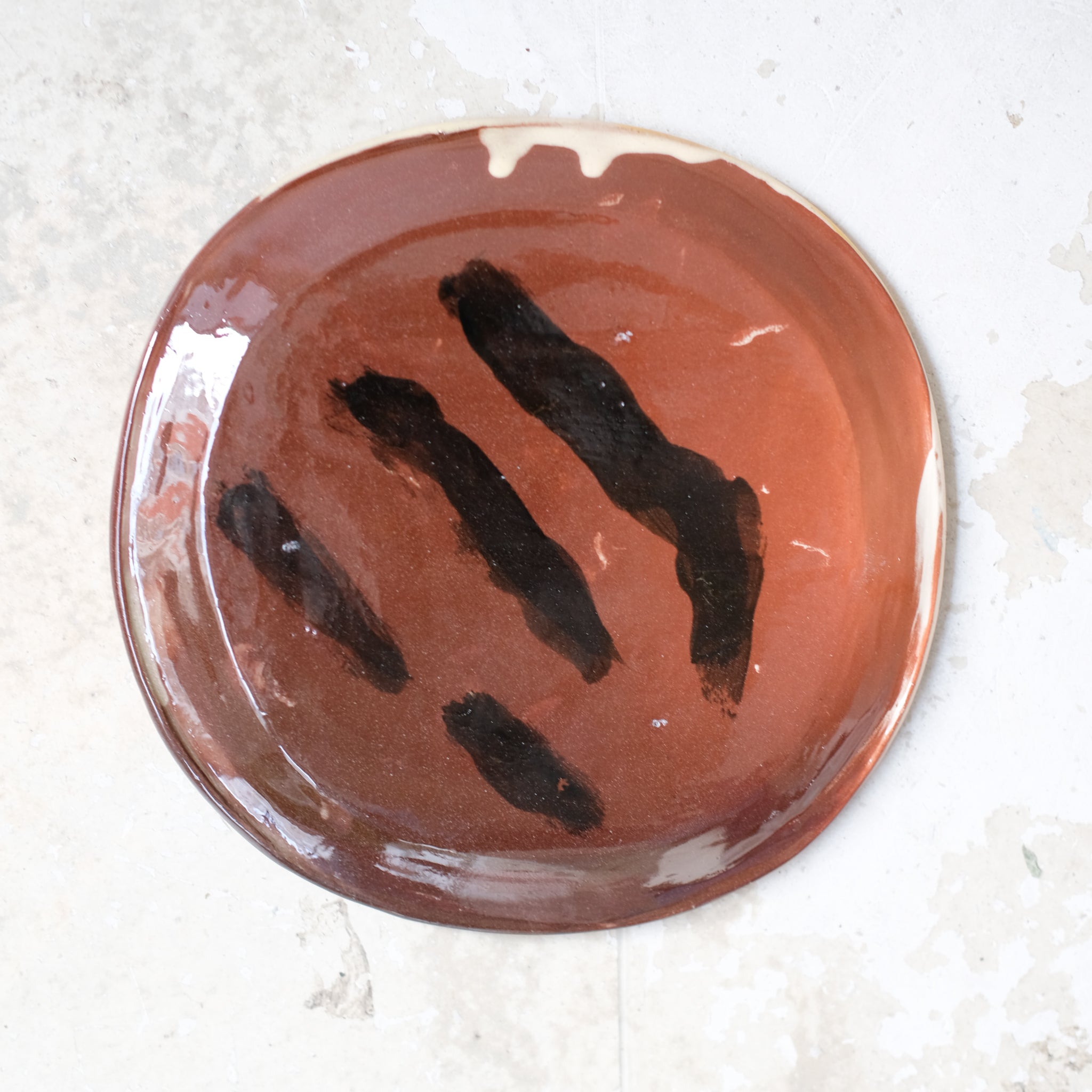 Assiette A2304 en faïence rouge D 19cm - Multicolore d'Héloise Bariol chez Brutal Ceramics