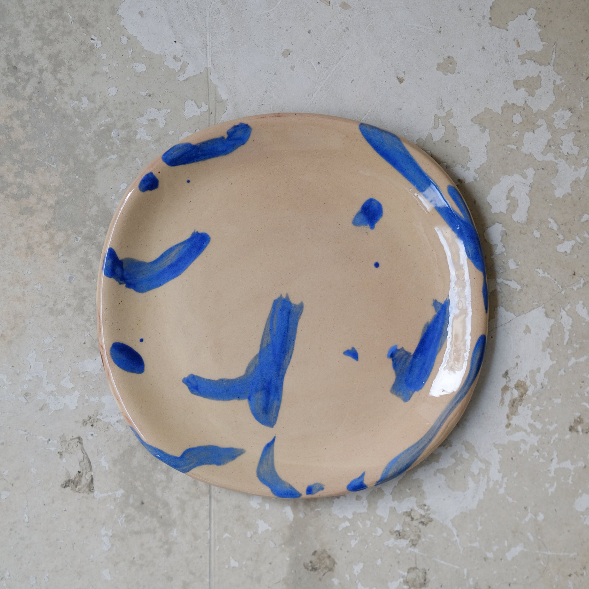 Assiette A2306 en faïence rouge D 19cm - Multicolore d'Héloise Bariol chez Brutal Ceramics