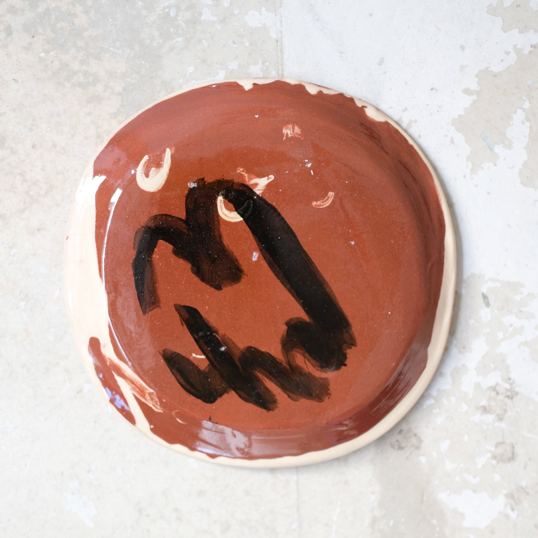Assiette A2310 en faïence rouge D 19cm - Multicolore d'Héloise Bariol chez Brutal Ceramics