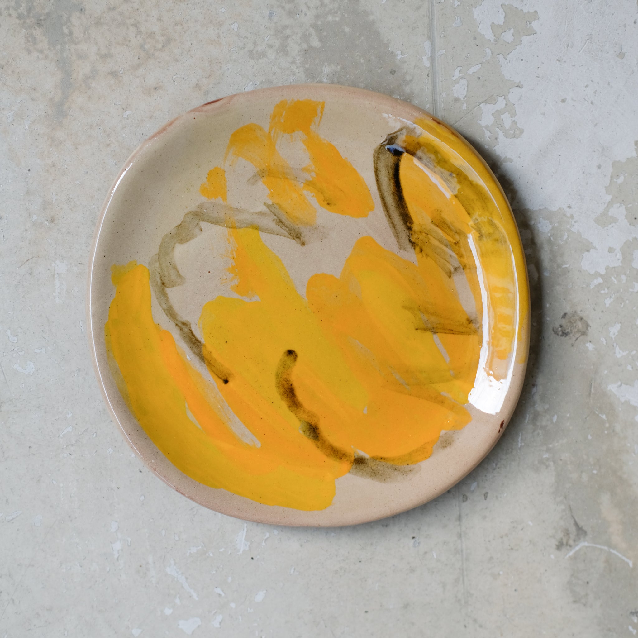 Assiette A2311 en faïence rouge D 19cm - Multicolore d'Héloise Bariol chez Brutal Ceramics