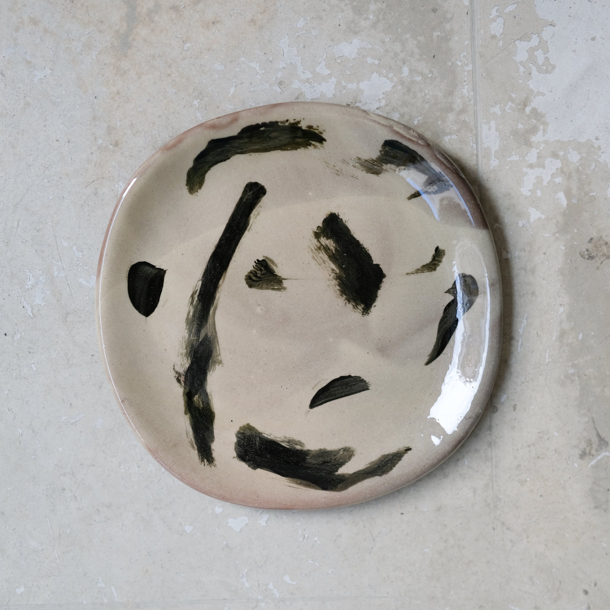 Assiette A2312 en faïence rouge D 19cm - Multicolore d'Héloise Bariol chez Brutal Ceramics