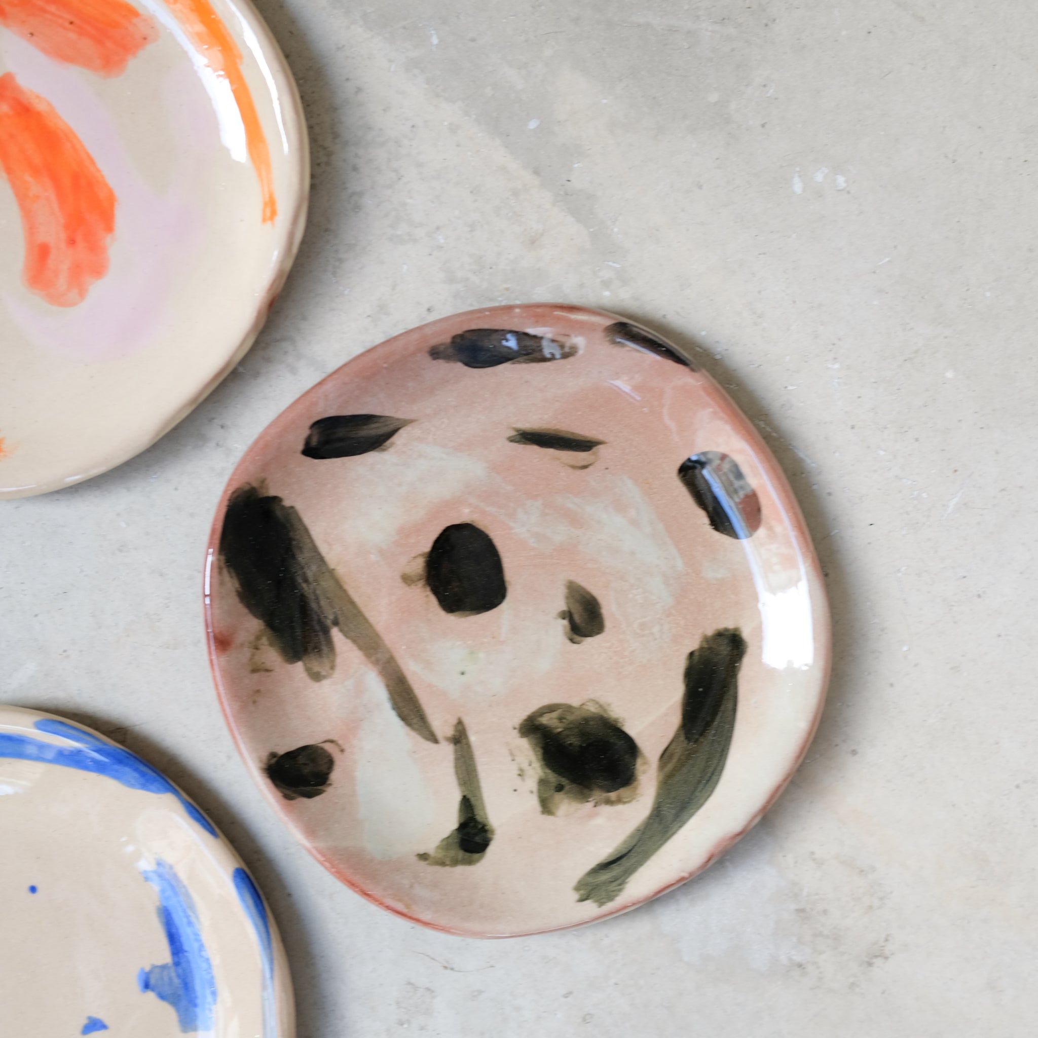 Assiette A2313 en faïence rouge D 19cm - Multicolore d'Héloise Bariol chez Brutal Ceramics