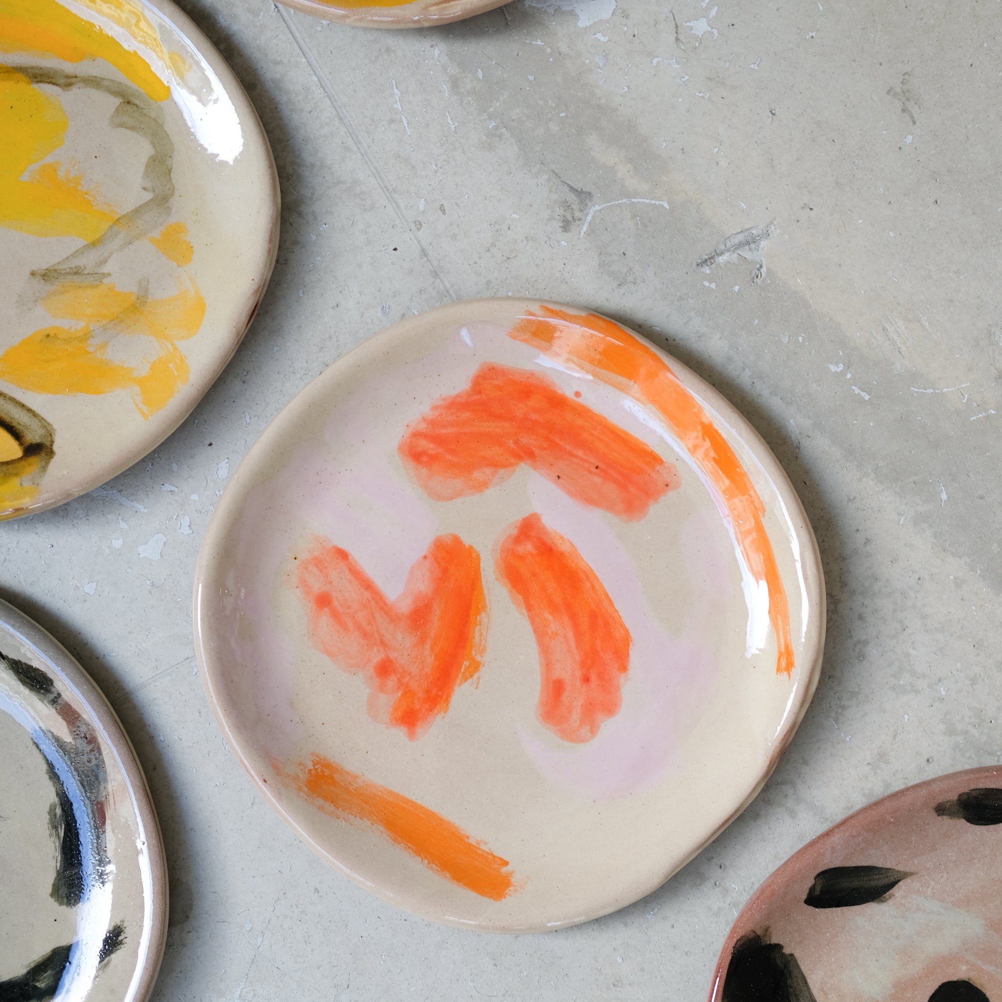 Assiette A2310 en faïence rouge D 19cm - Multicolore d'Héloise Bariol chez Brutal Ceramics