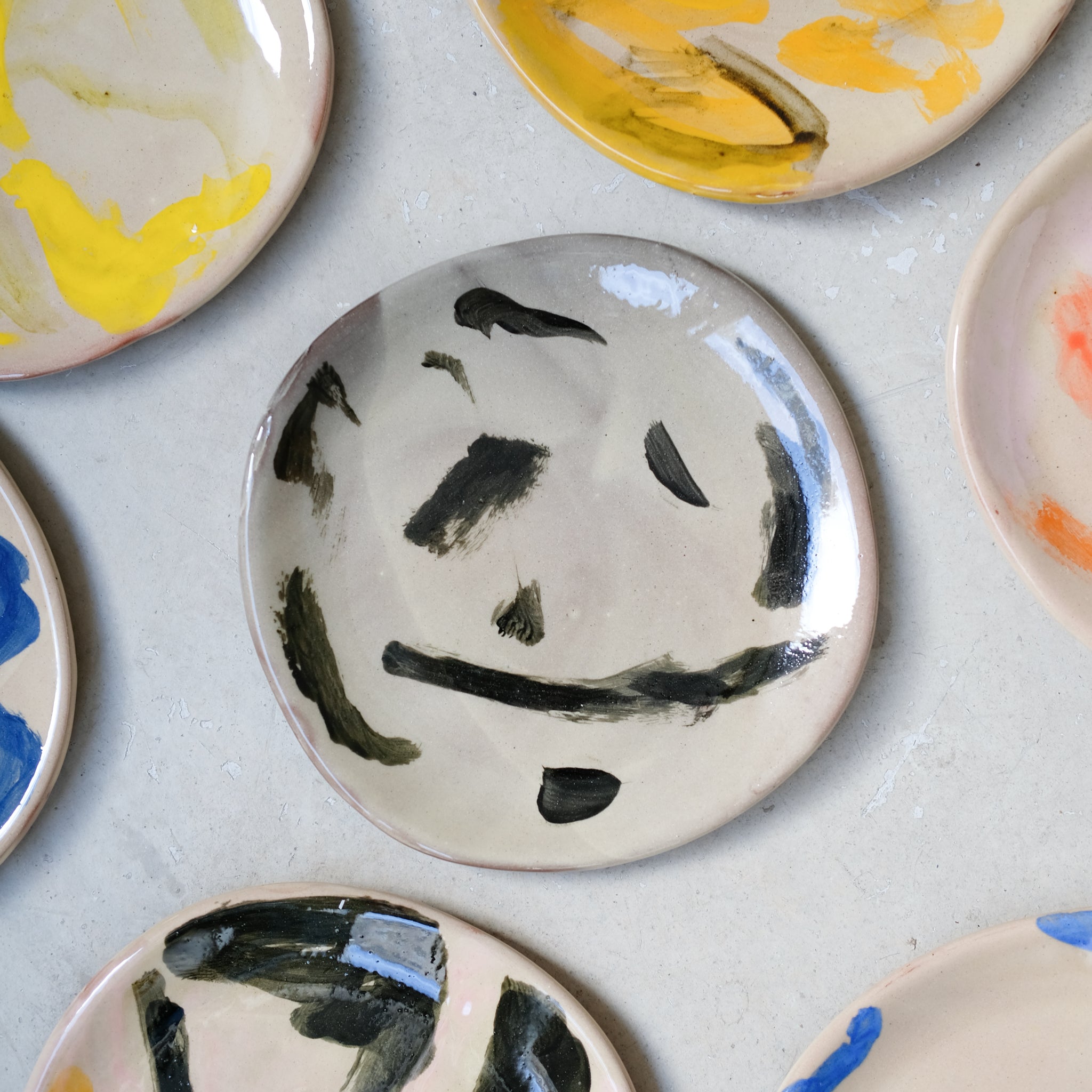 Assiette A2312 en faïence rouge D 19cm - Multicolore d'Héloise Bariol chez Brutal Ceramics