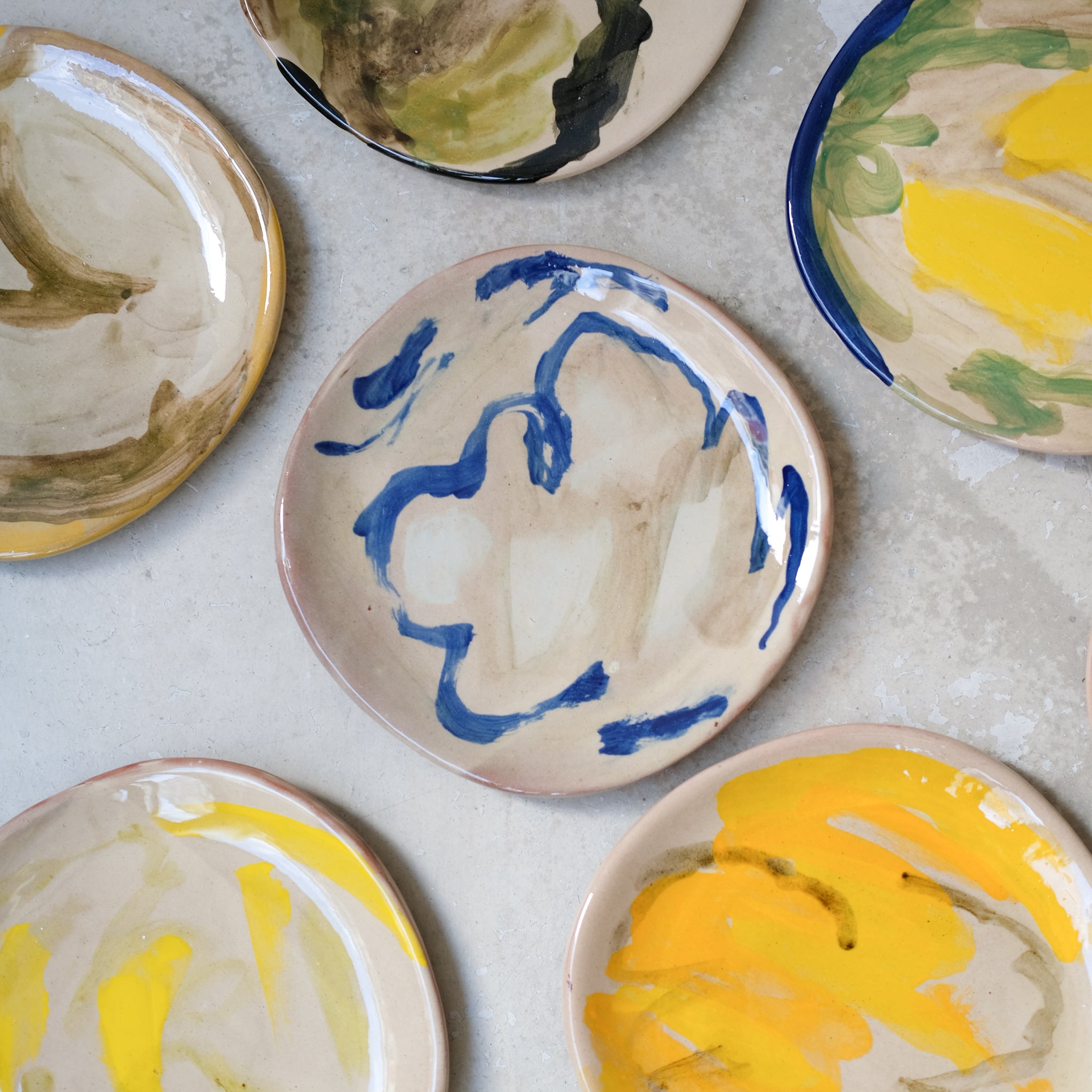 Assiette A2301 en faïence rouge D 19cm - Multicolore d'Héloise Bariol chez Brutal Ceramics