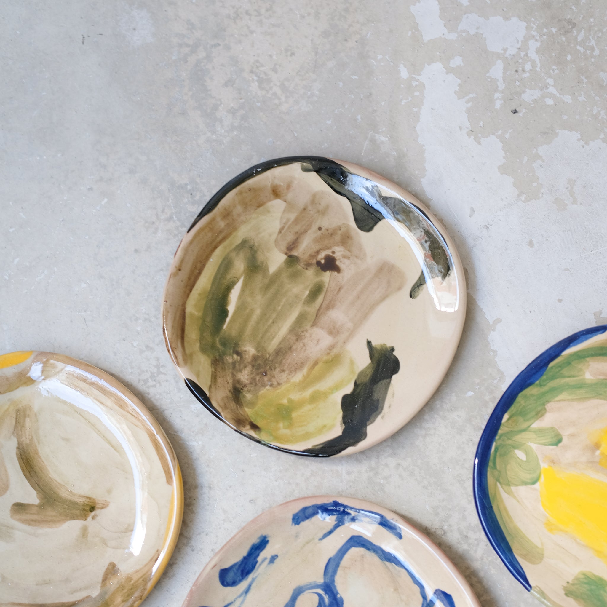 Assiette A2305 en faïence rouge D 19cm - Multicolore d'Héloise Bariol chez Brutal Ceramics