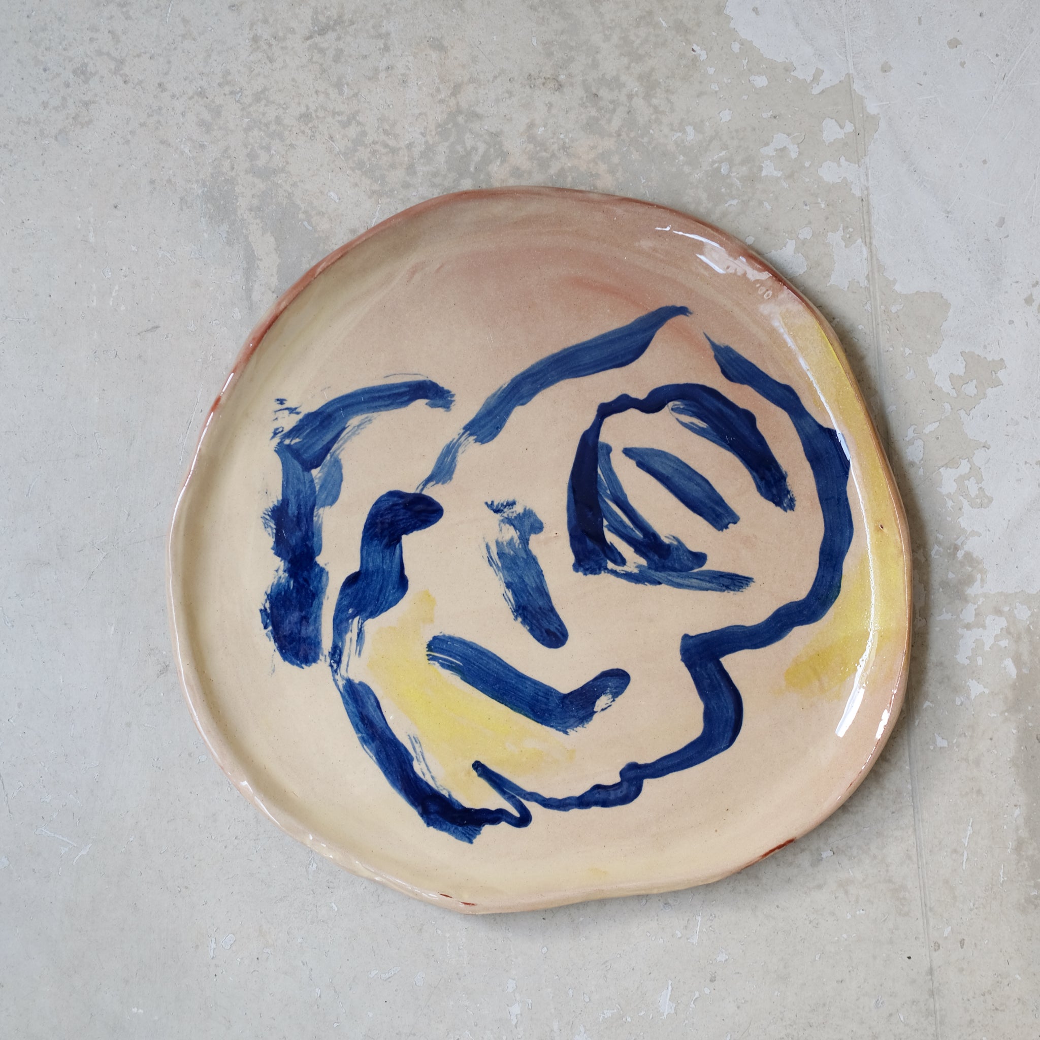 Assiette A2315 en faïence rouge D 27cm - Multicolore d'Héloise Bariol chez Brutal Ceramics
