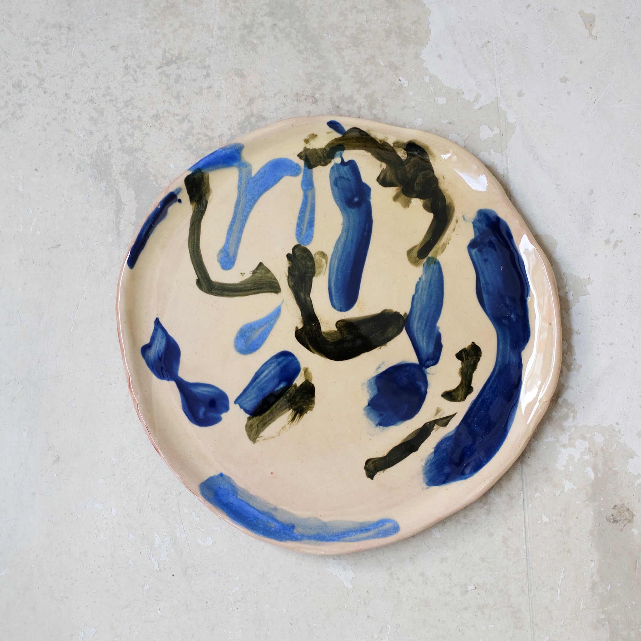 Assiette A2317 en faïence rouge D 27cm - Multicolore d'Héloise Bariol chez Brutal Ceramics