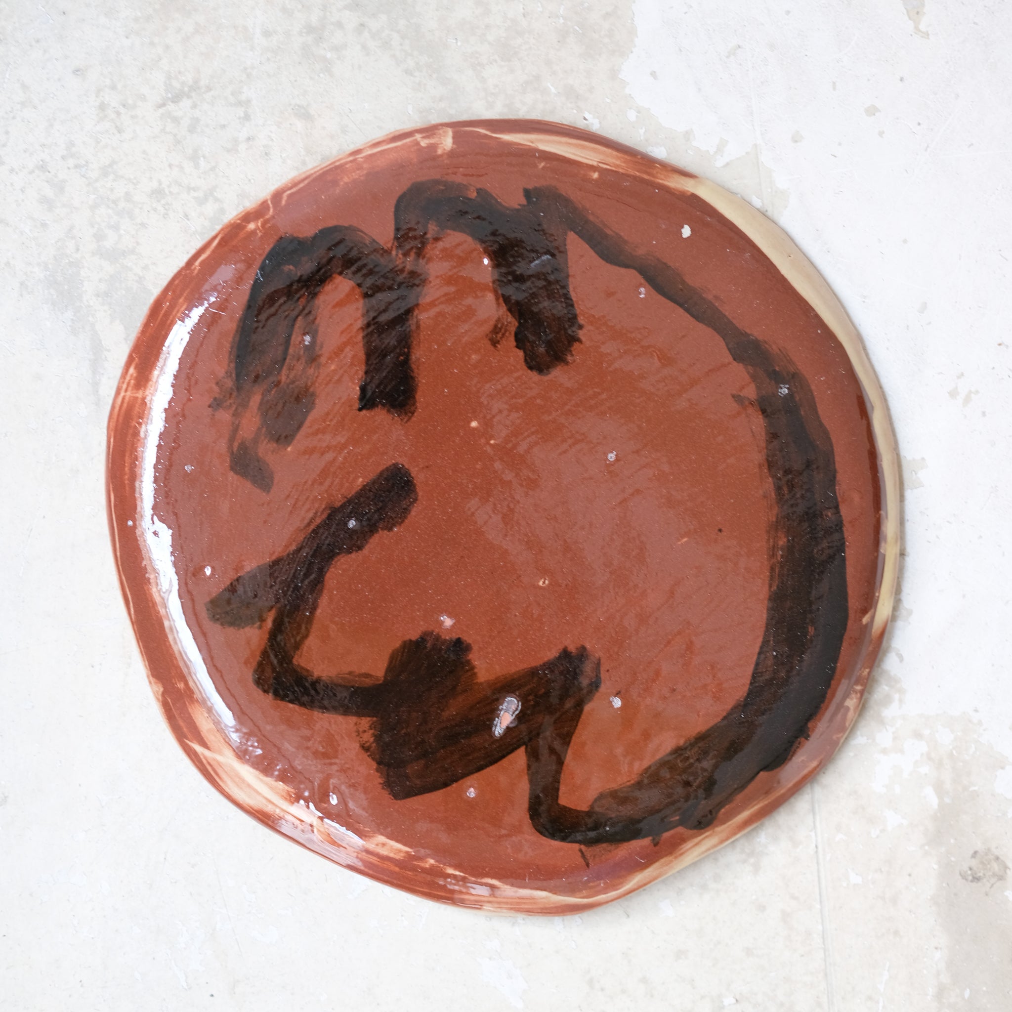 Assiette A2318 en faïence rouge D 27cm - Multicolore d'Héloise Bariol chez Brutal Ceramics