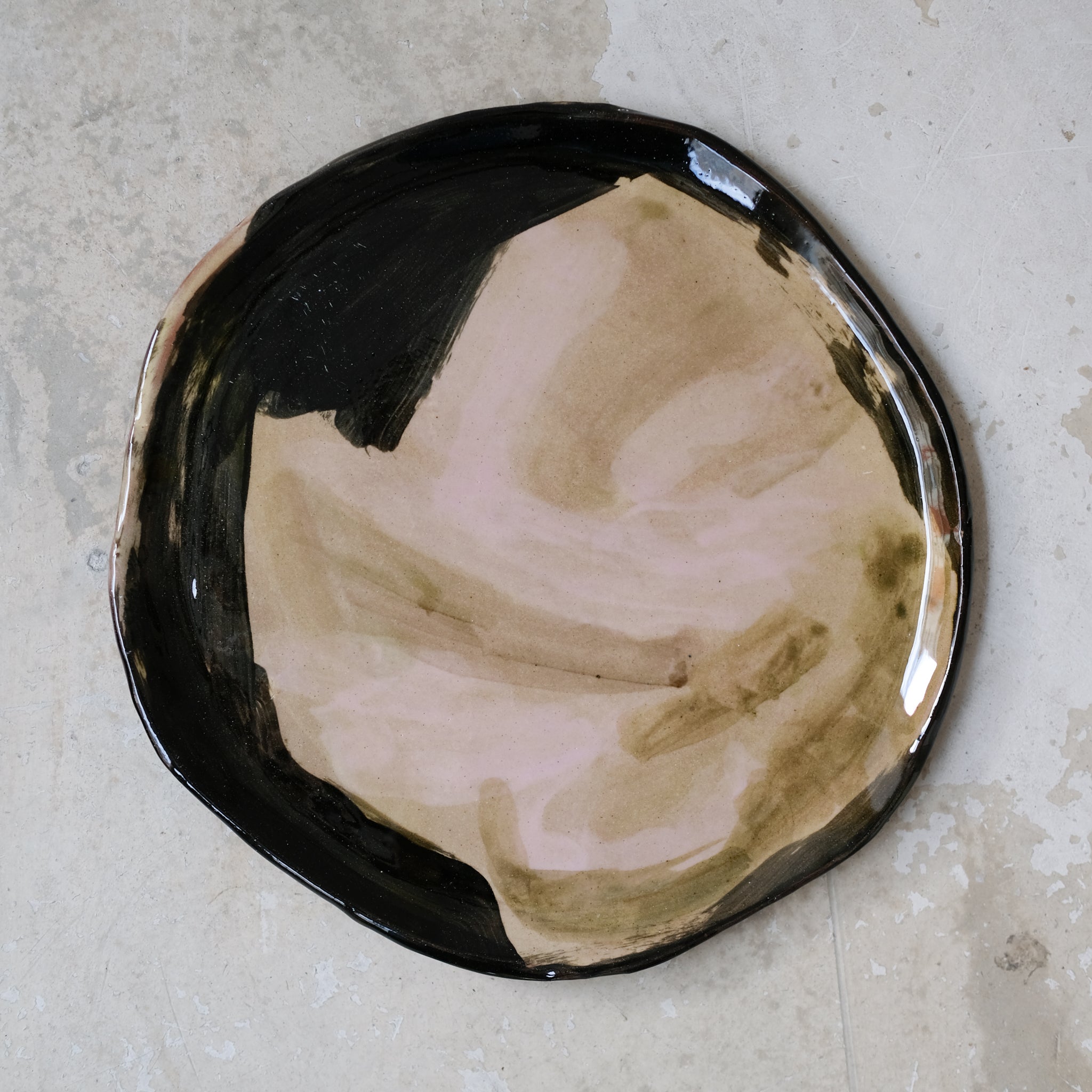 Assiette A2319 en faïence rouge D 27cm - Multicolore d'Héloise Bariol chez Brutal Ceramics