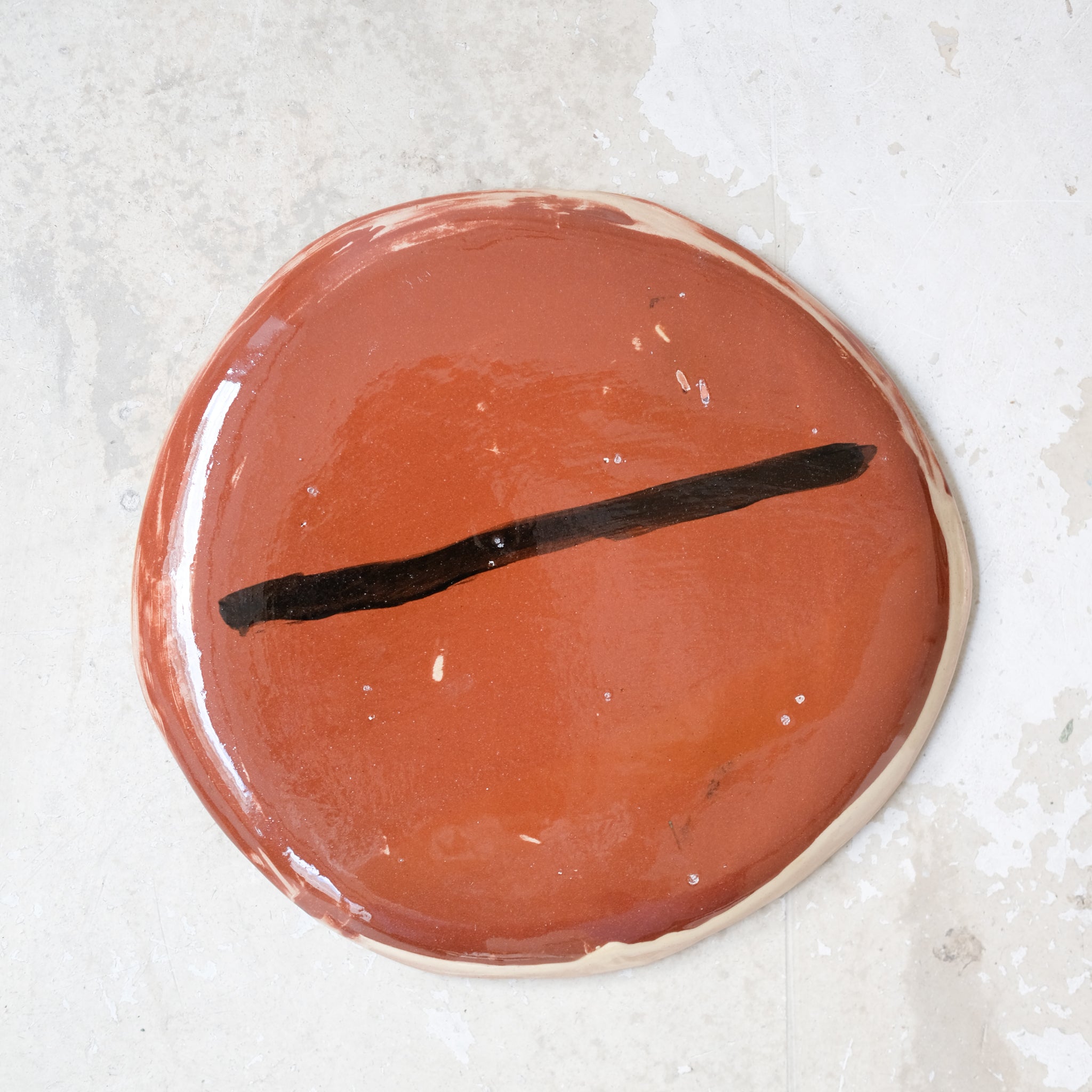 Assiette A2320 en faïence rouge D 27cm - Multicolore d'Héloise Bariol chez Brutal Ceramics