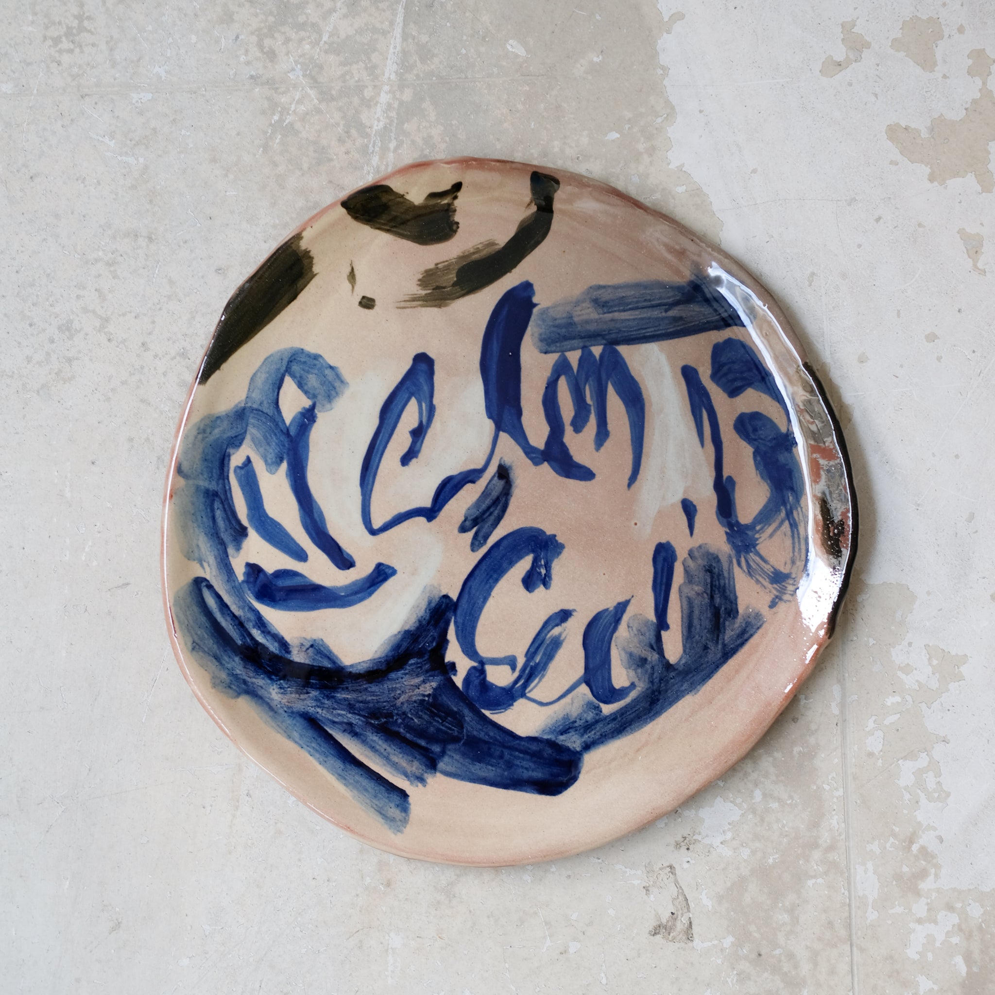 Assiette A2321 en faïence rouge D 27cm - Multicolore d'Héloise Bariol chez Brutal Ceramics