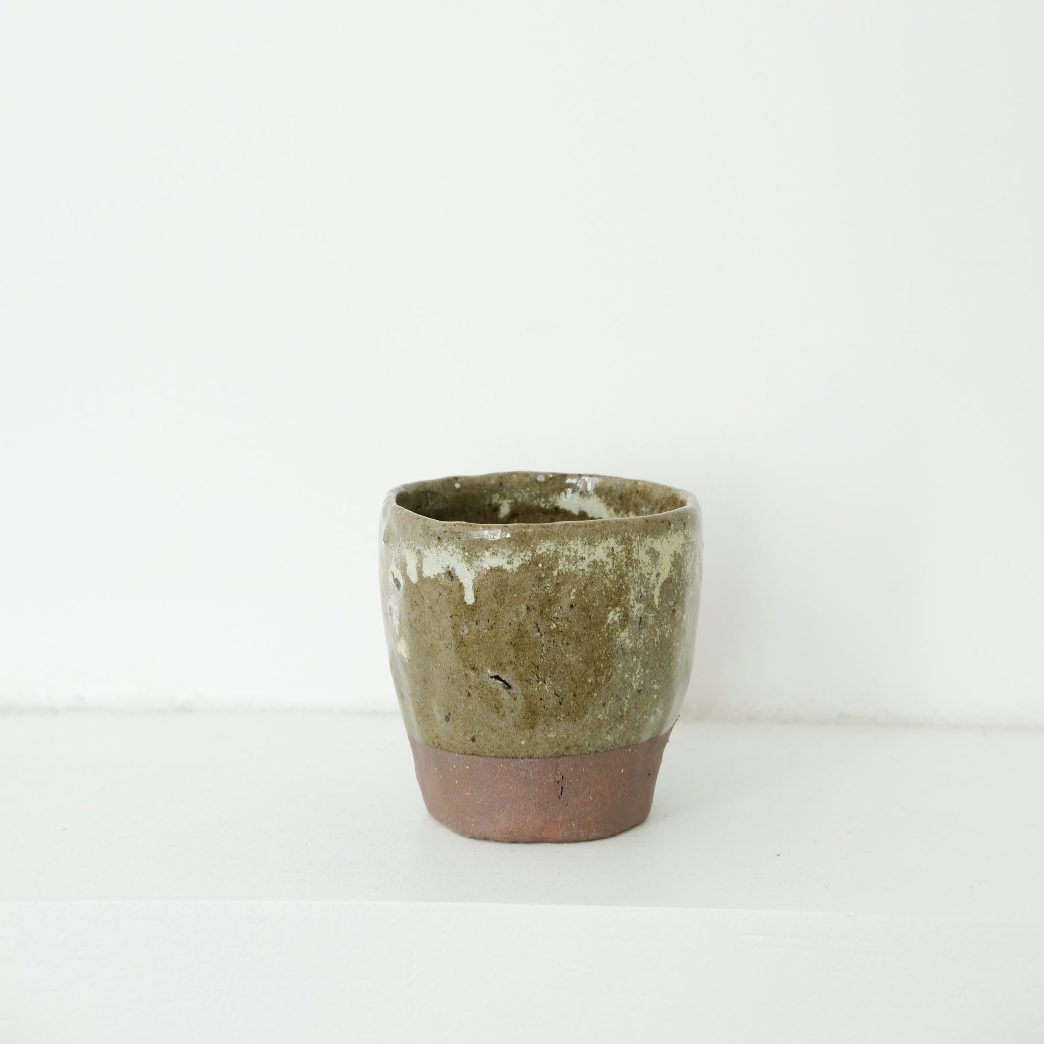 Tasse en terre glanée cuisson bois 75ml - Vert de Judith Lasry chez Brutal Ceramics
