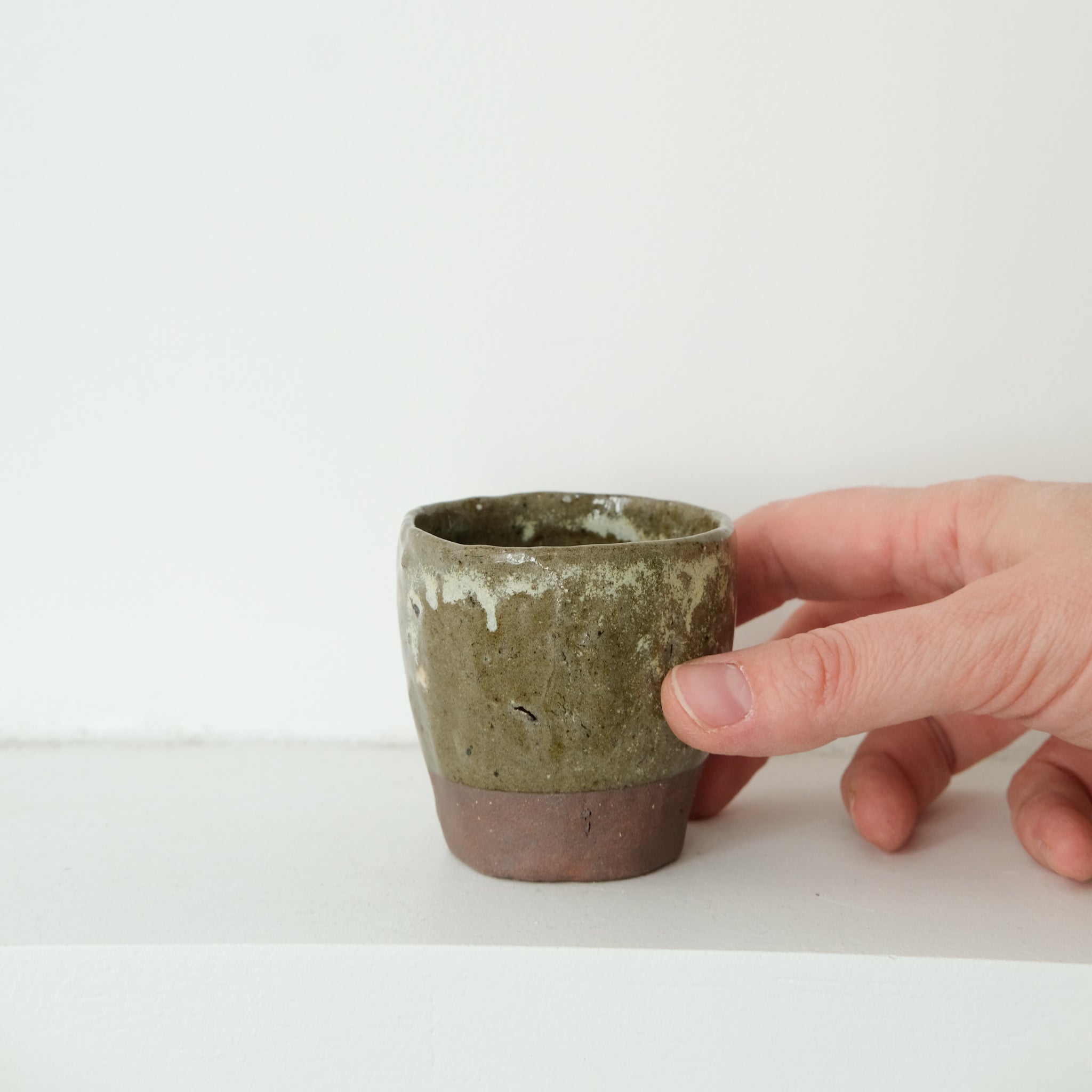 Tasse en terre glanée cuisson bois 75ml - Vert de Judith Lasry chez Brutal Ceramics
