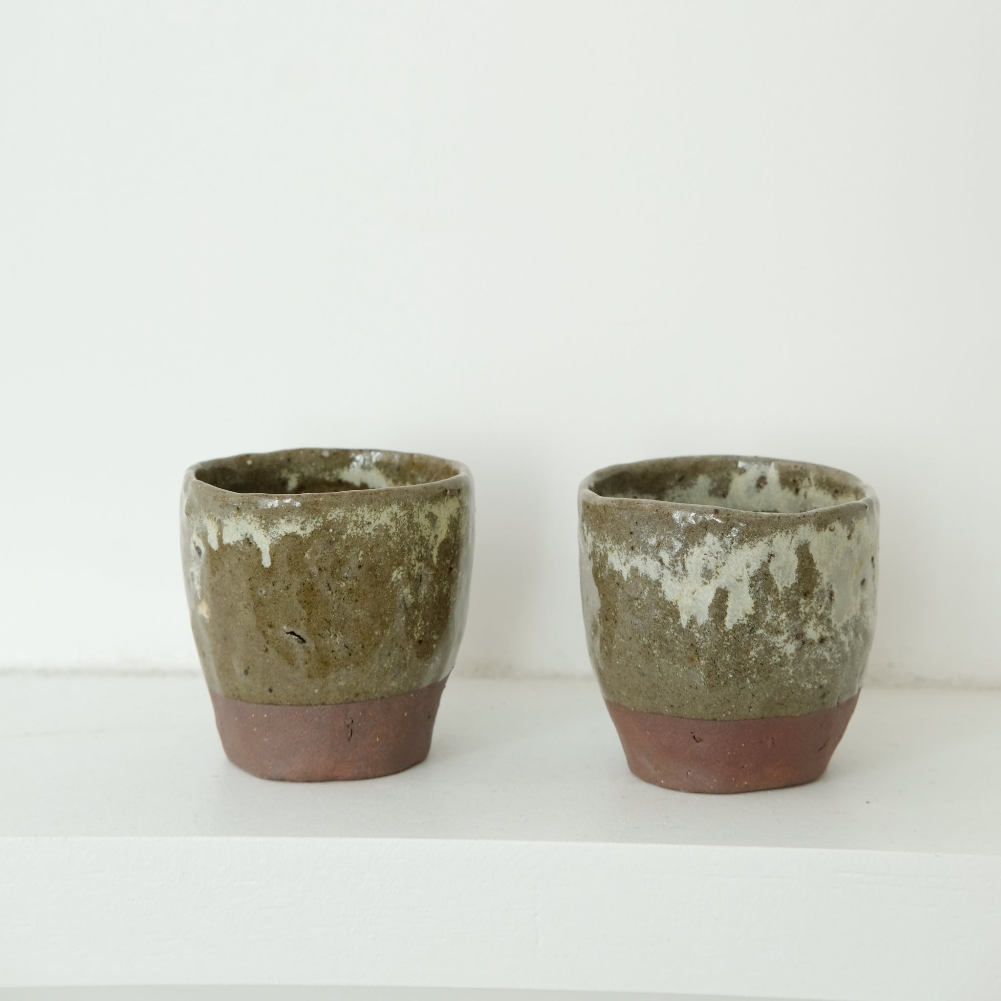 Tasse en terre glanée cuisson bois 75ml - Vert de Judith Lasry chez Brutal Ceramics