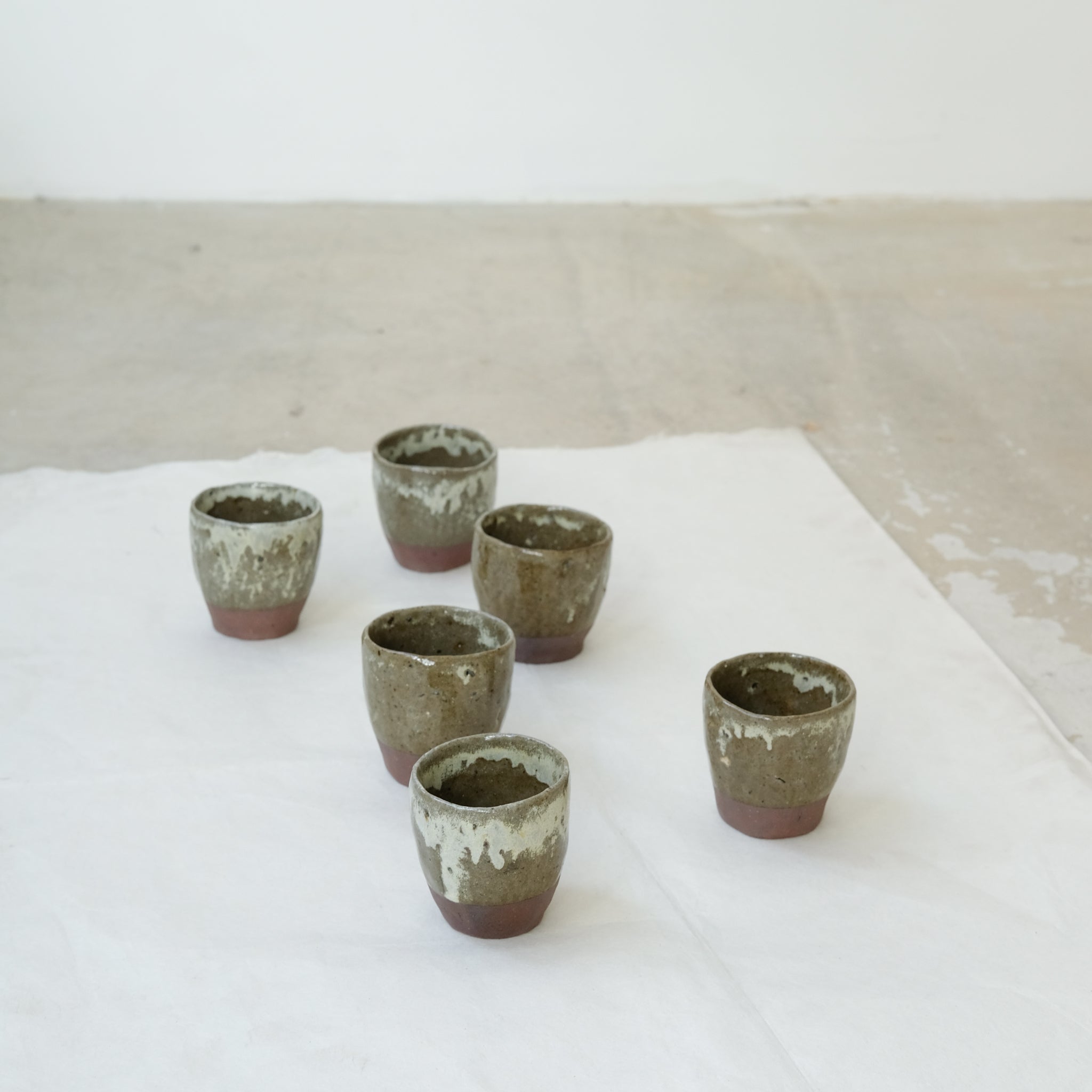 Tasse en terre glanée cuisson bois 75ml - Vert de Judith Lasry chez Brutal Ceramics